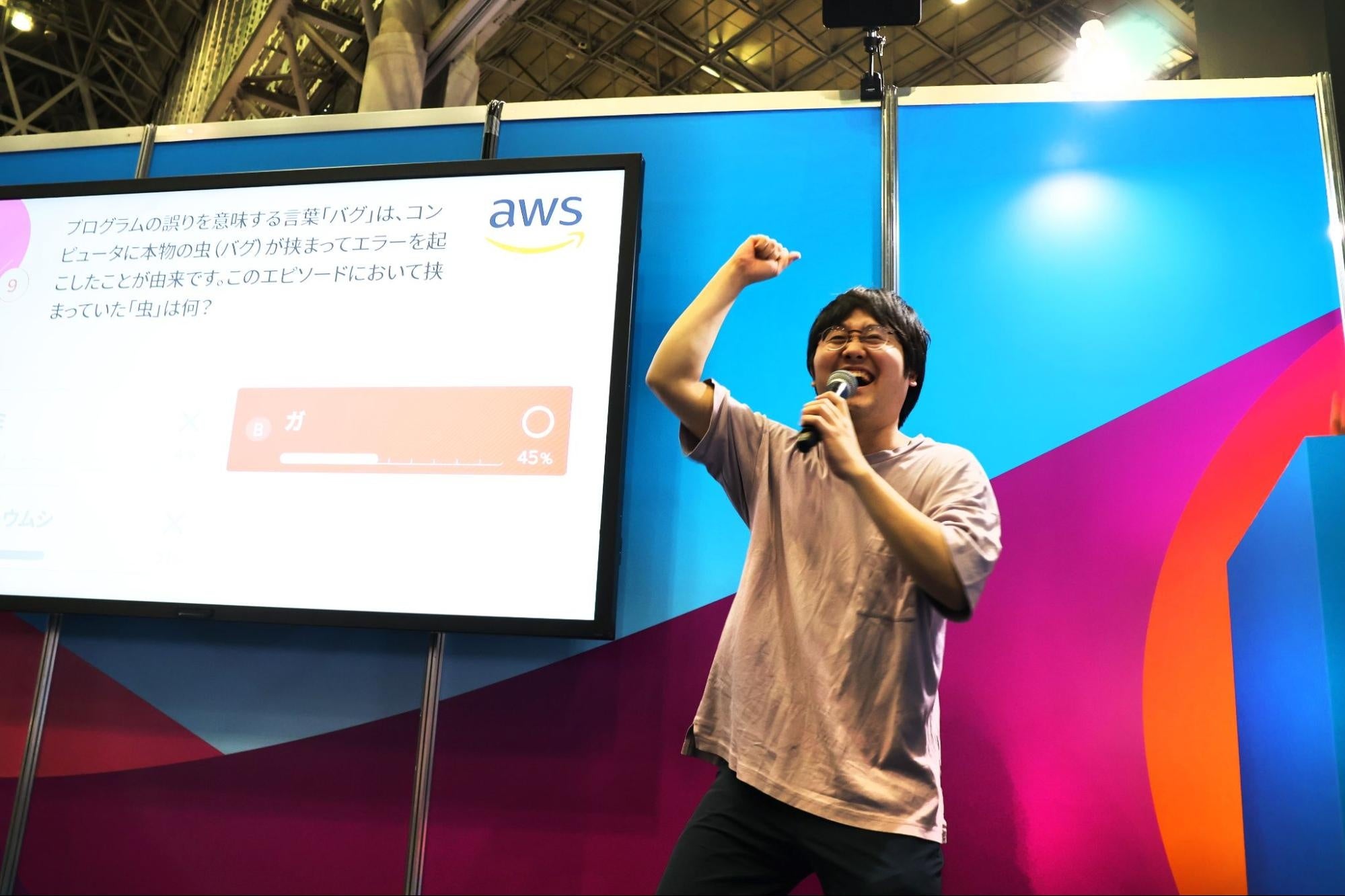 会場の正解率が70％を下回る難問を正解し、喜ぶ鶴崎