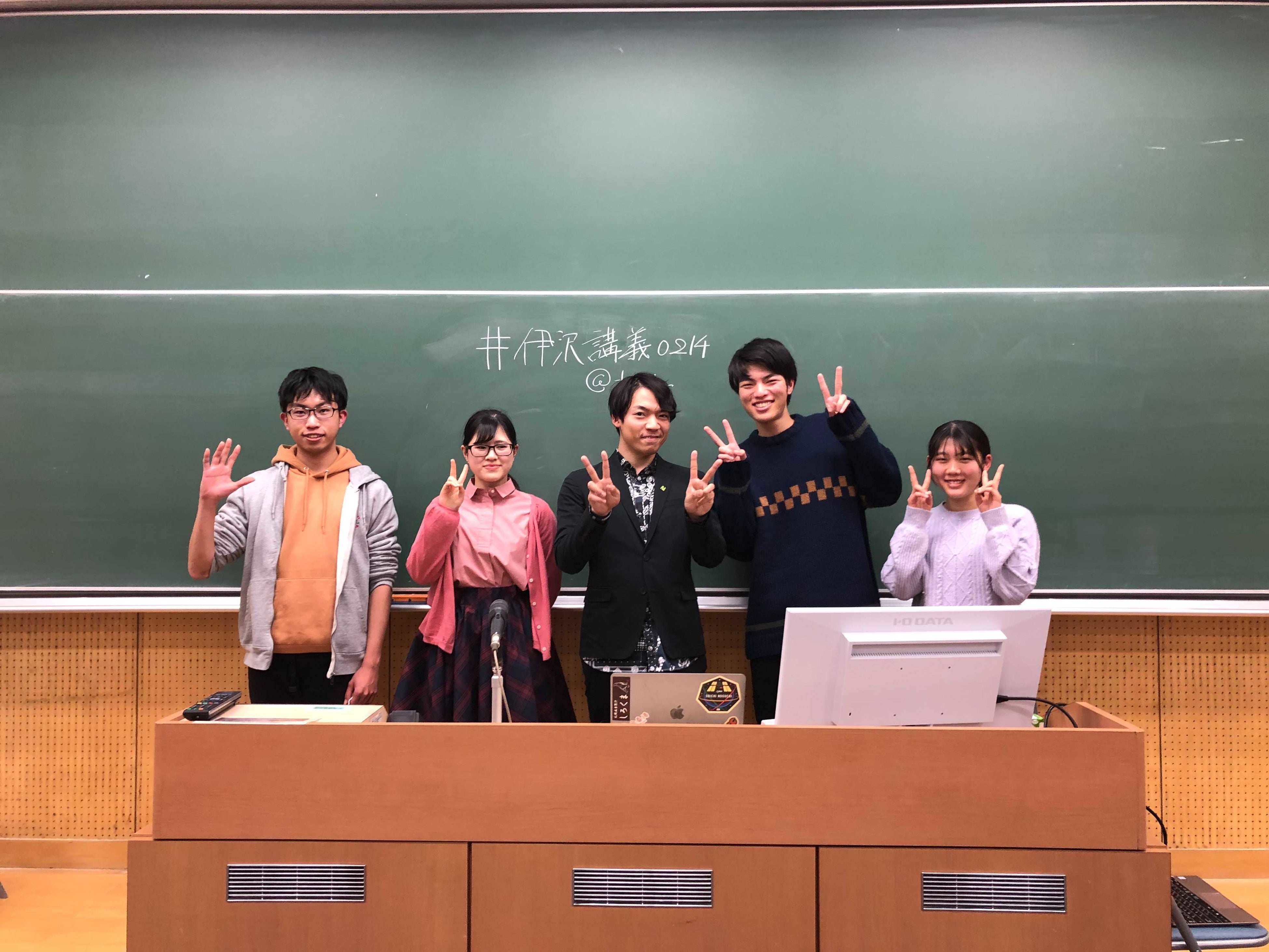 代表学生との集合写真（撮影時のみマスクを外しています）