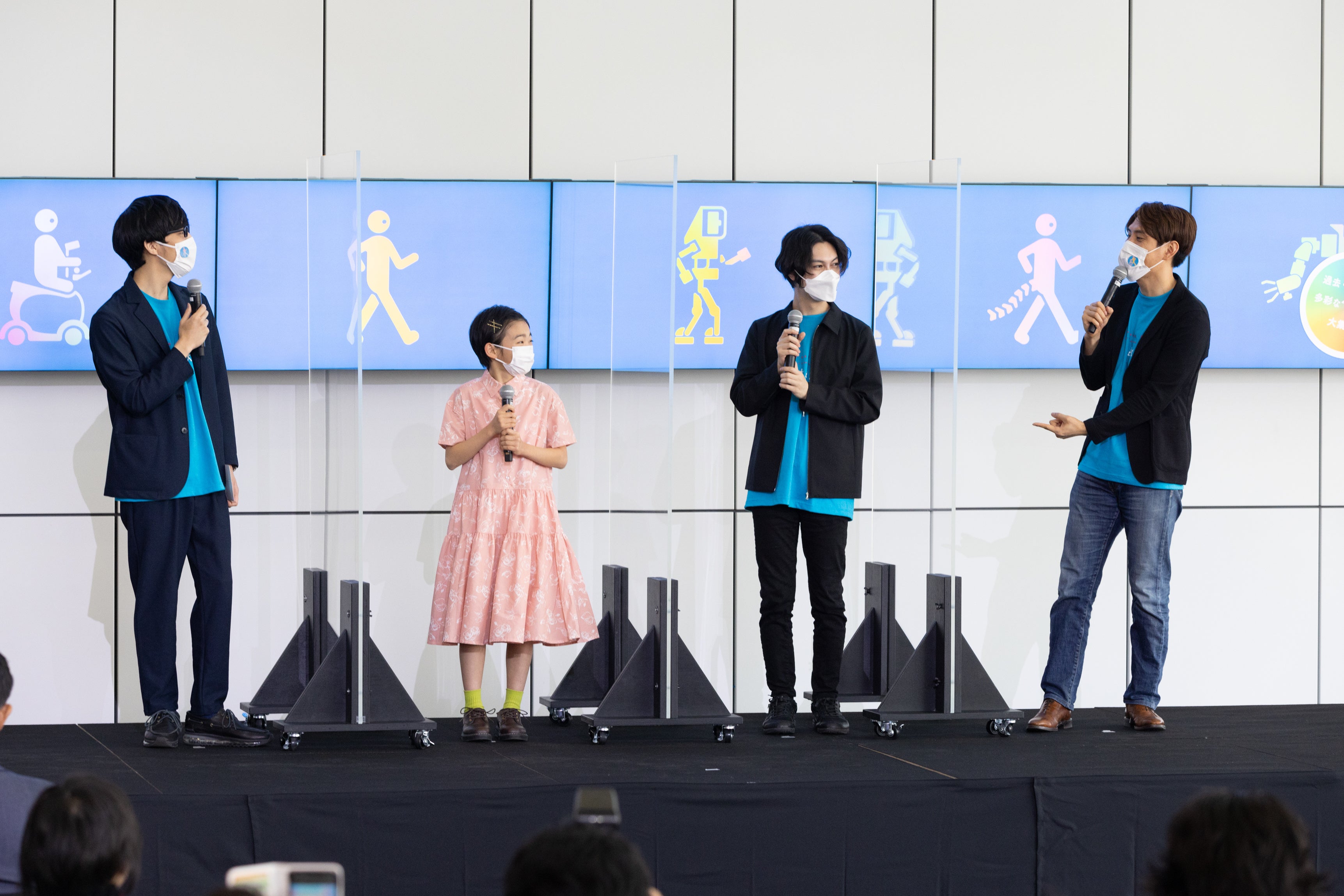 クイズを出題する様子（撮影：山本倫子）