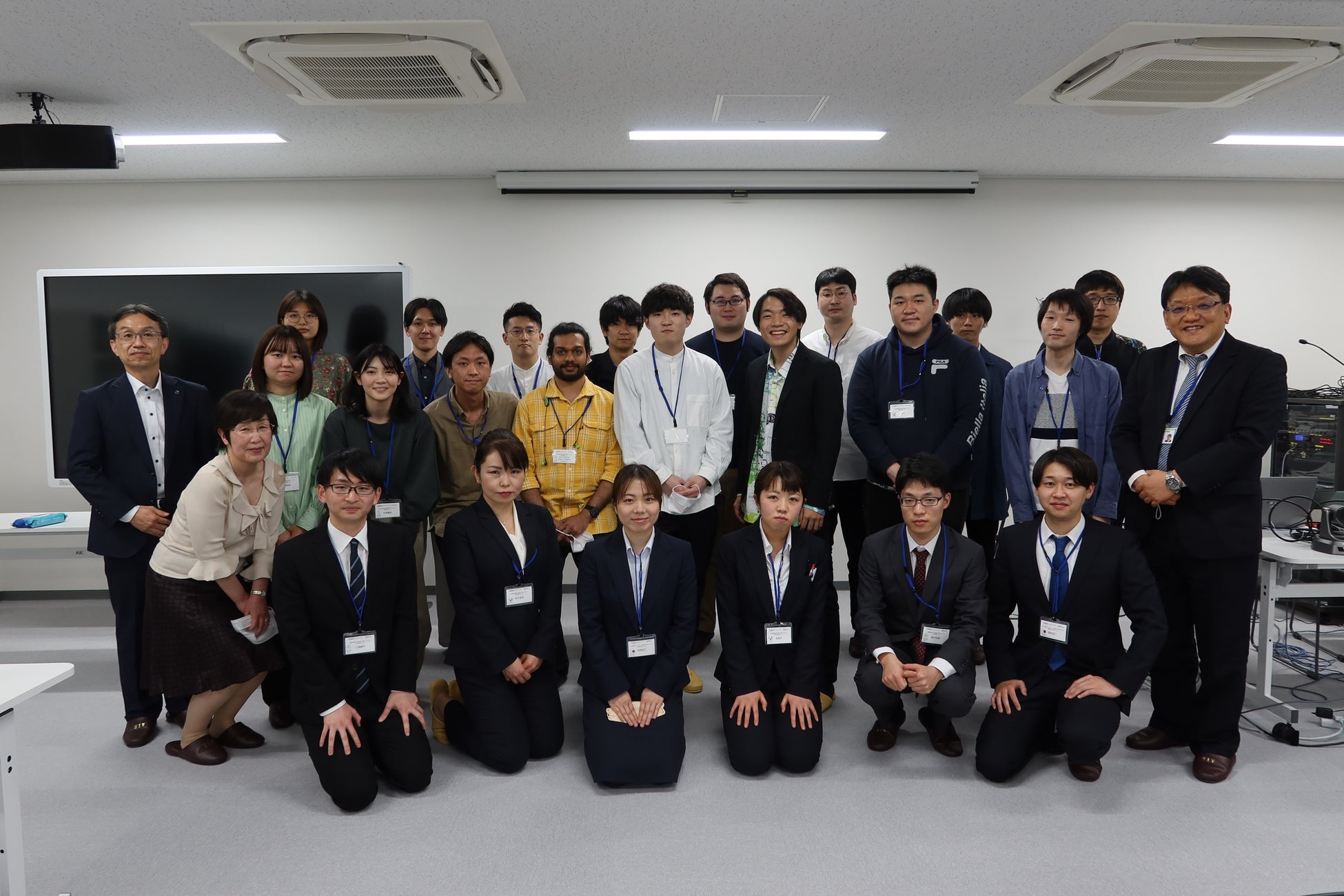 参加学生との集合写真(撮影時のみマスクを外しています)