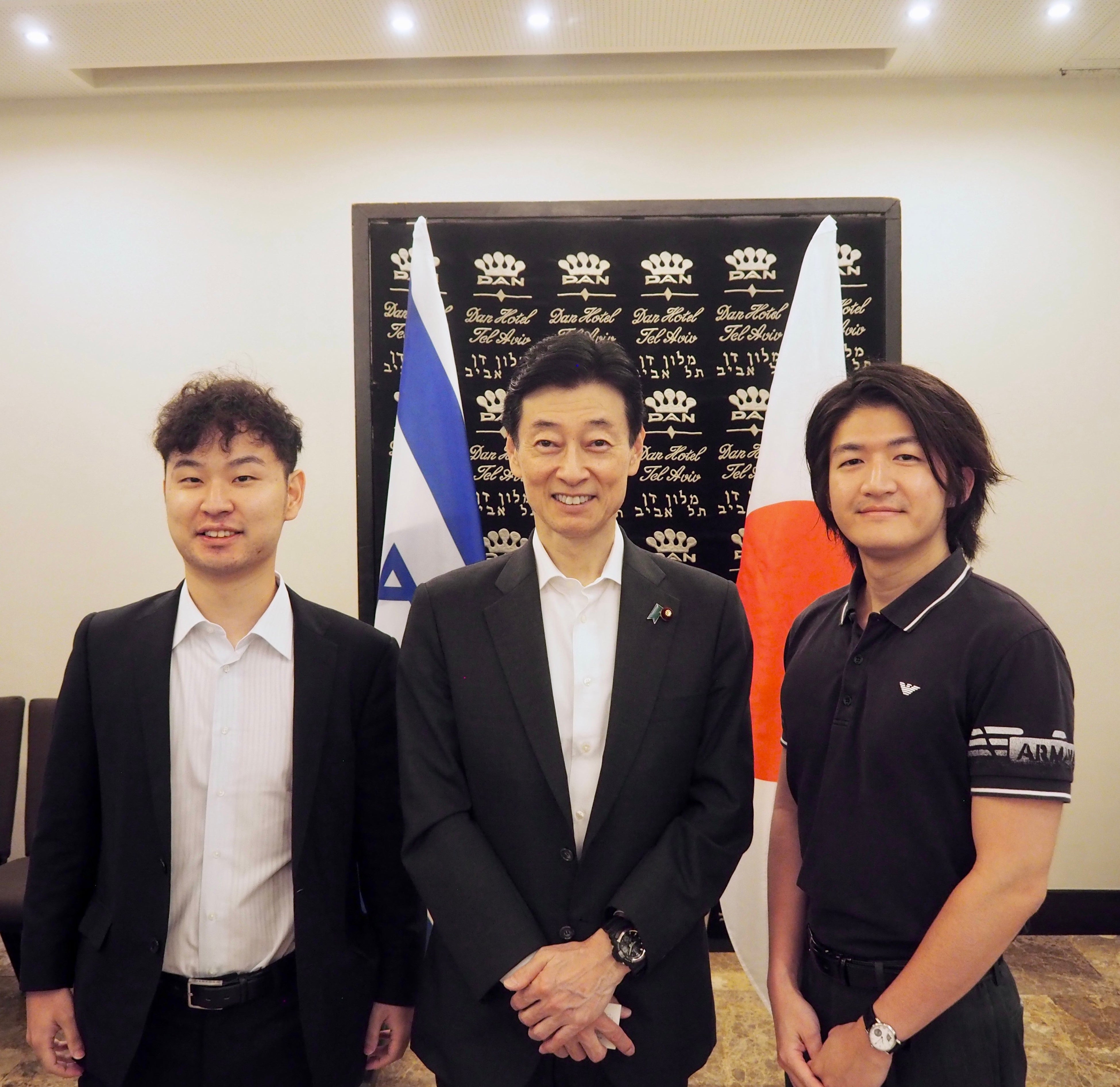 左から：当社代表取締役社長 村上航太、西村康稔 経済産業大臣、当社代表取締役社長 赤野健悟