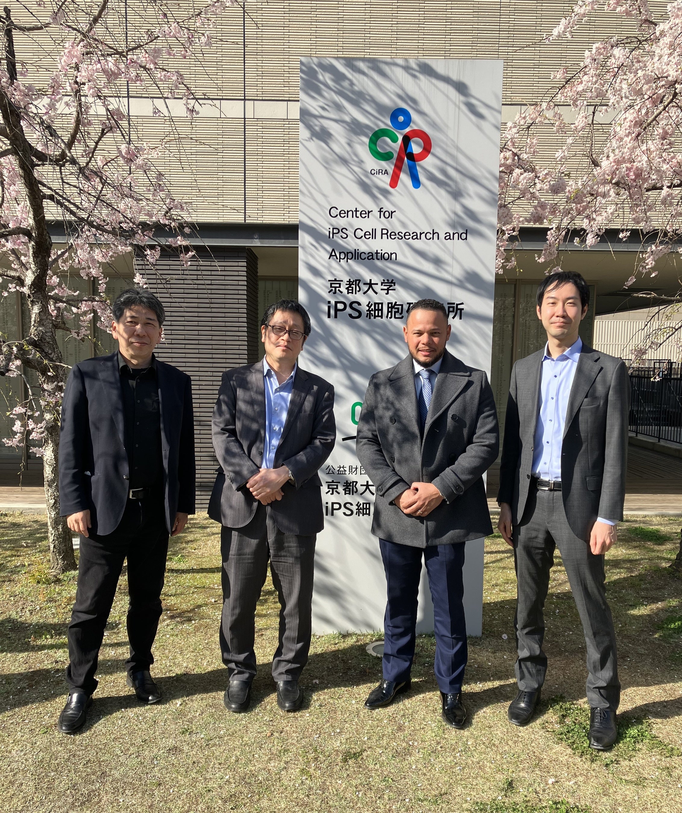 左から、リジェネフロ 山口 勝久取締役、長船 健二教授、ADSCC Dr. Yendry Ventura、リジェネフロ 森中 紹文代表取締役