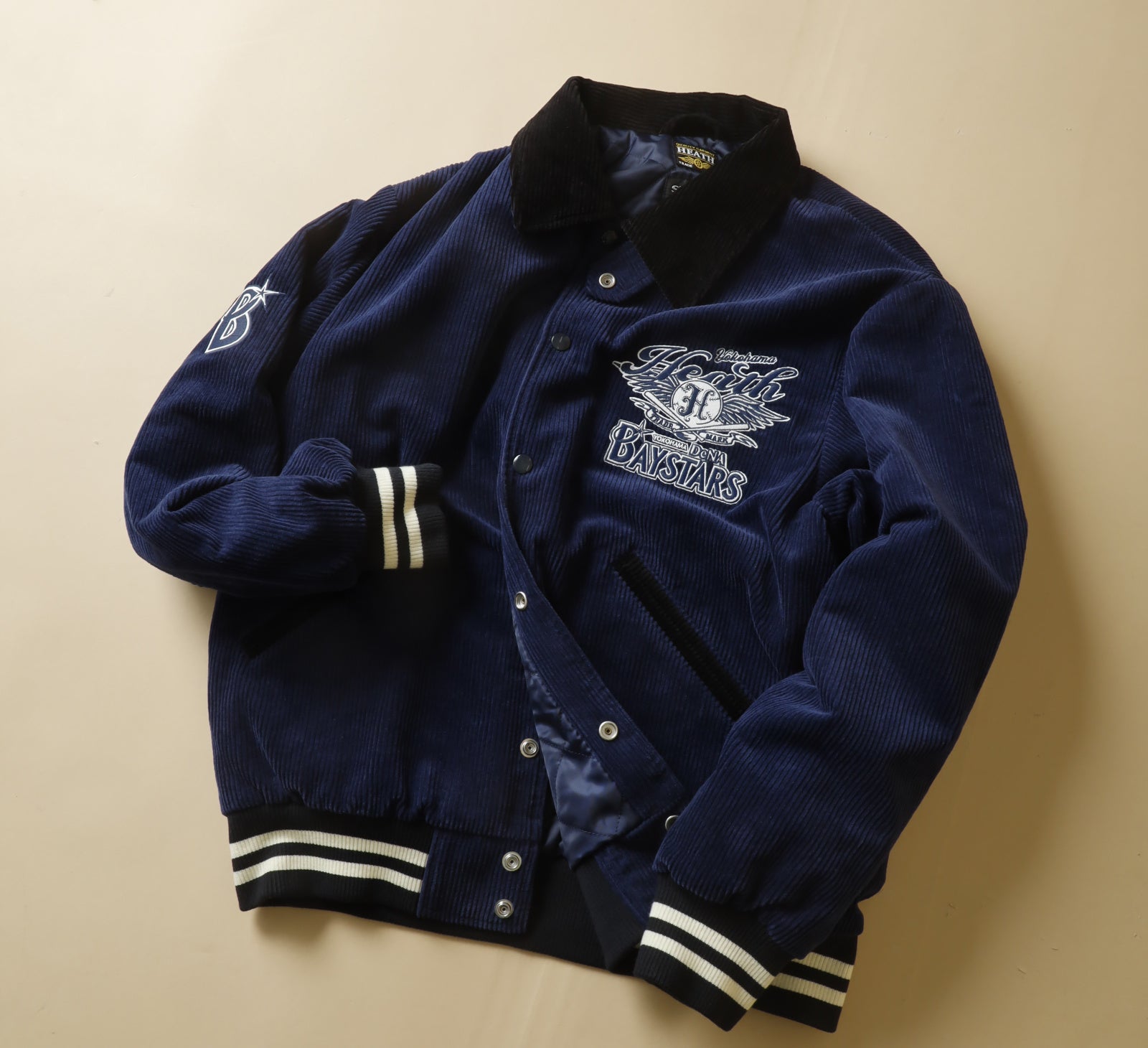 【横浜DeNAベイスターズオフィシャルライセンスアイテム】HEATH×SKOOKUM 別注コーデュロイジャケットの発売が決定