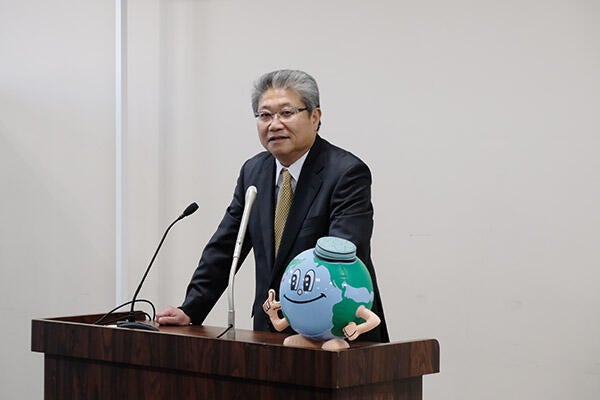 挨拶をする、山口 代表取締役社長