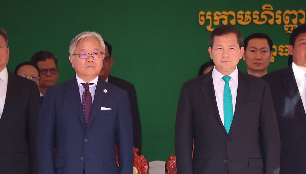 植野大使（左）とフン・マネット首相（右）