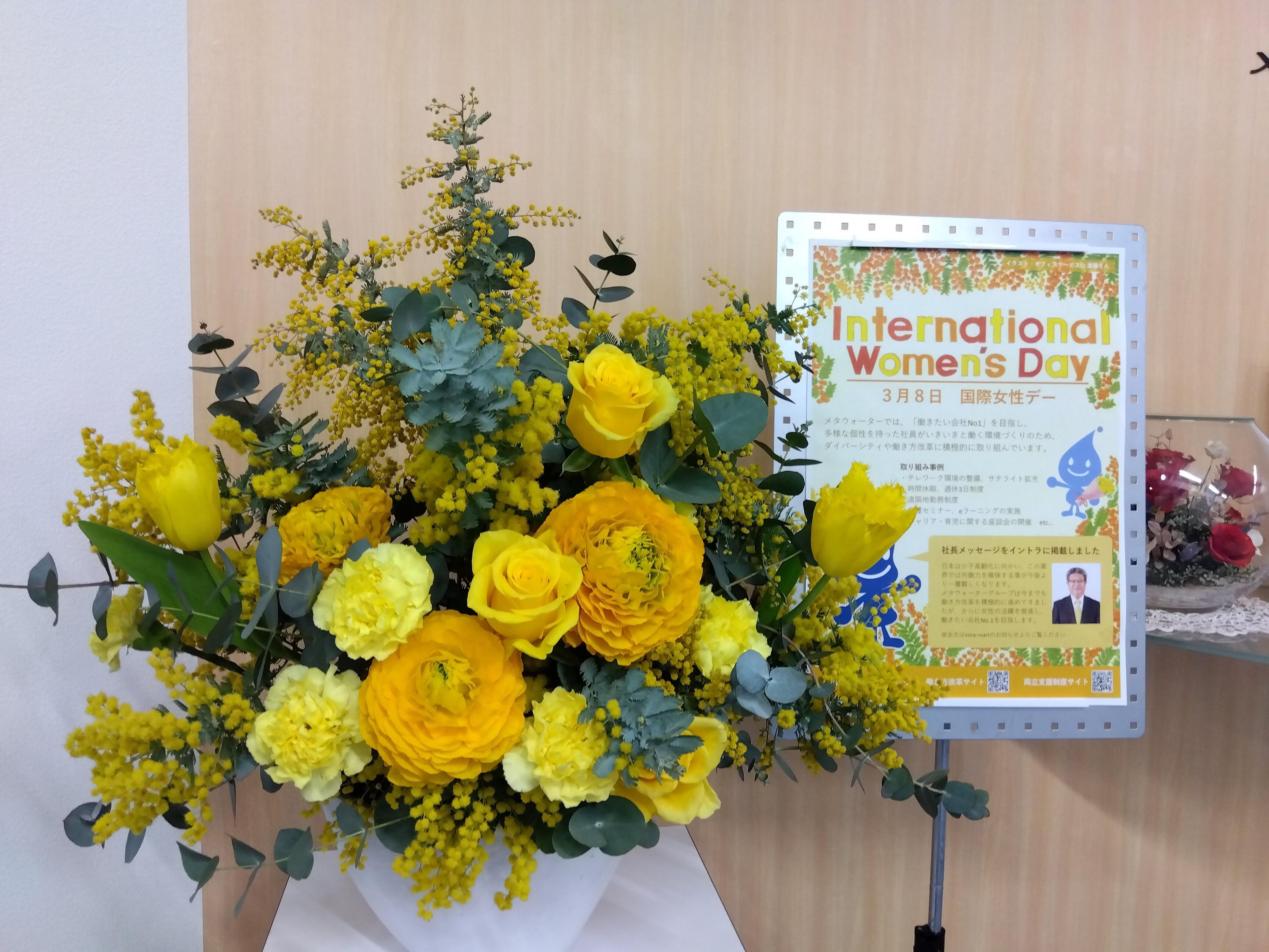 啓発ポスターならびにミモザの花の飾りつけ