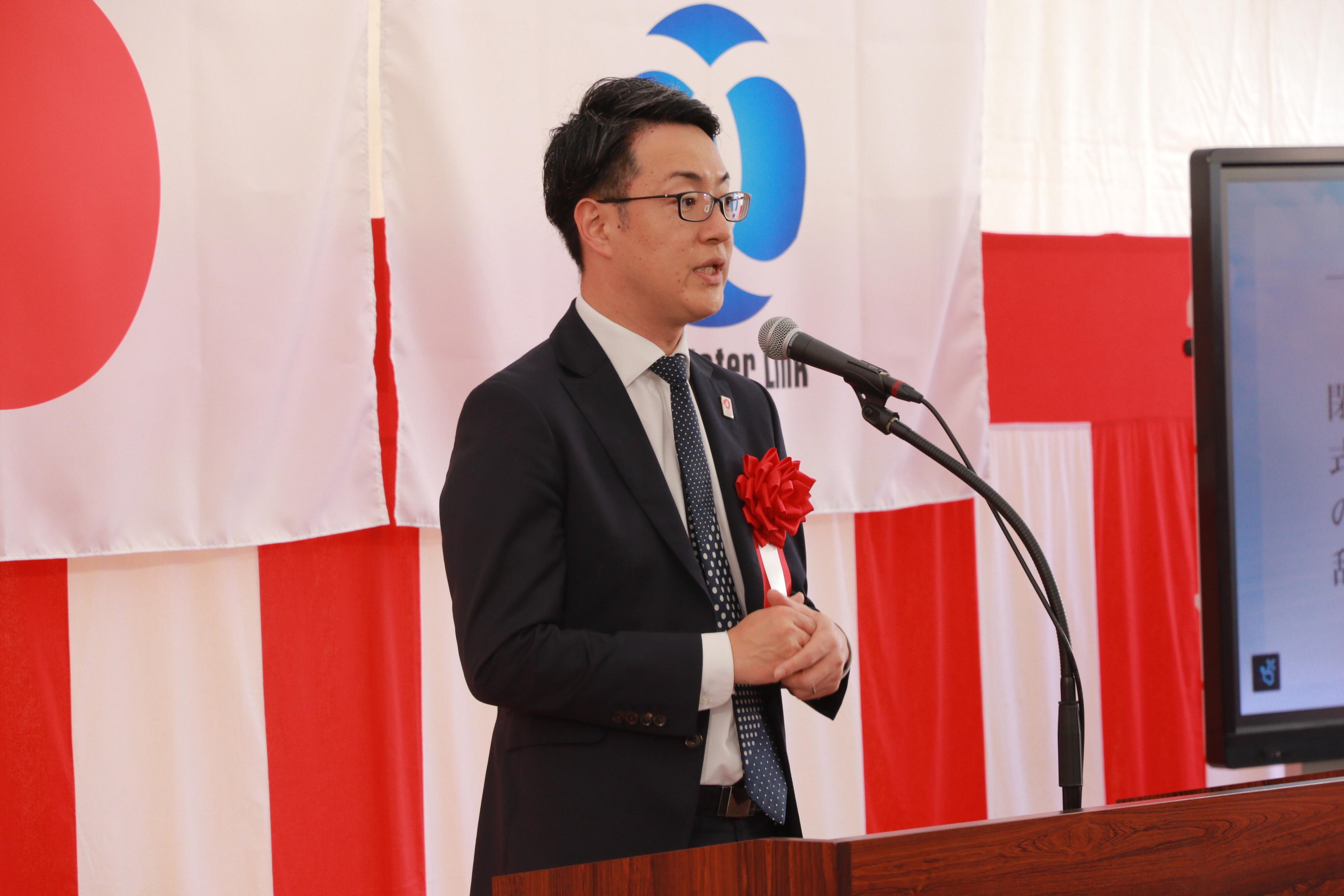 挨拶する横山大阪市長