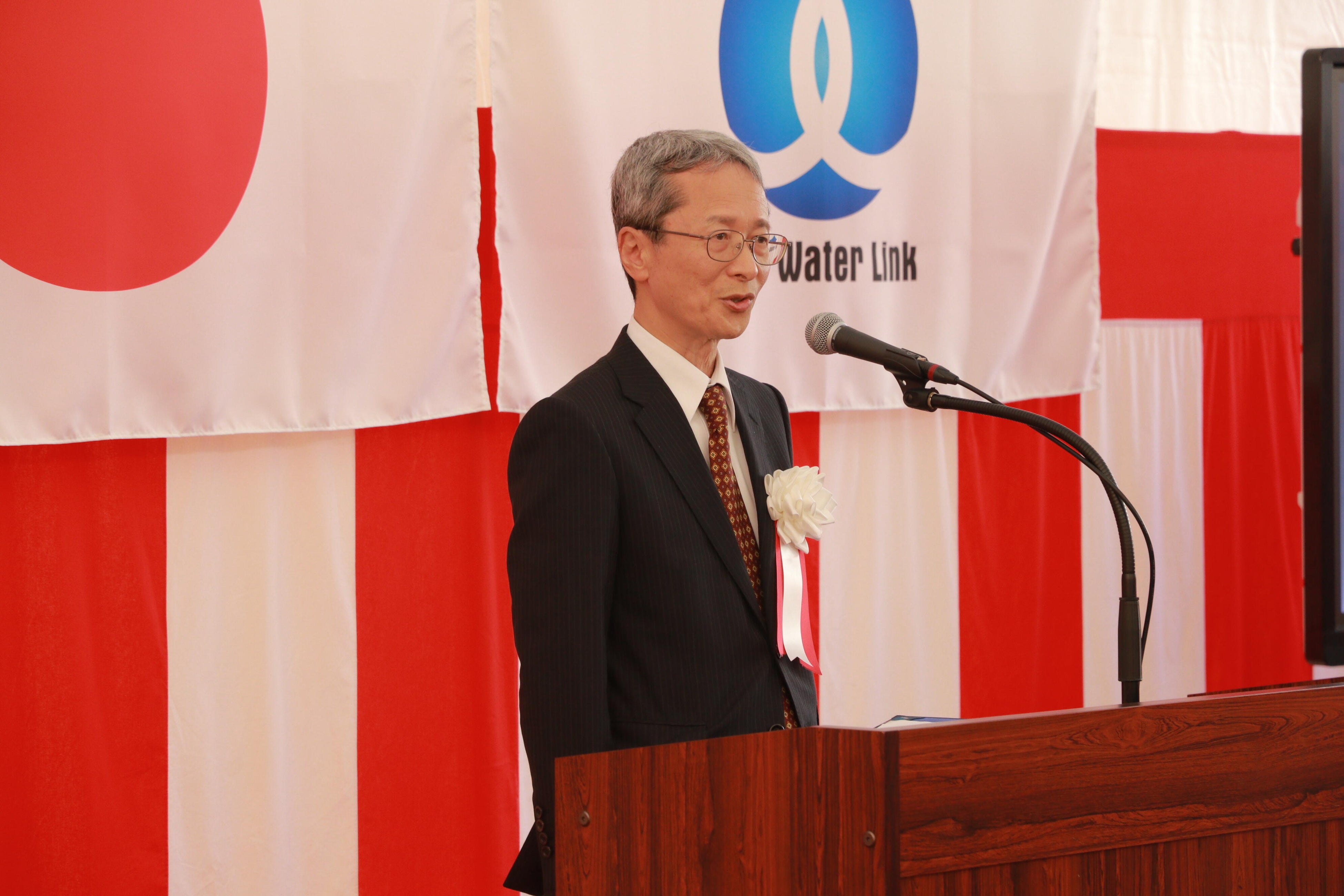 挨拶する海老江ウォーターリンク（株）中村社長