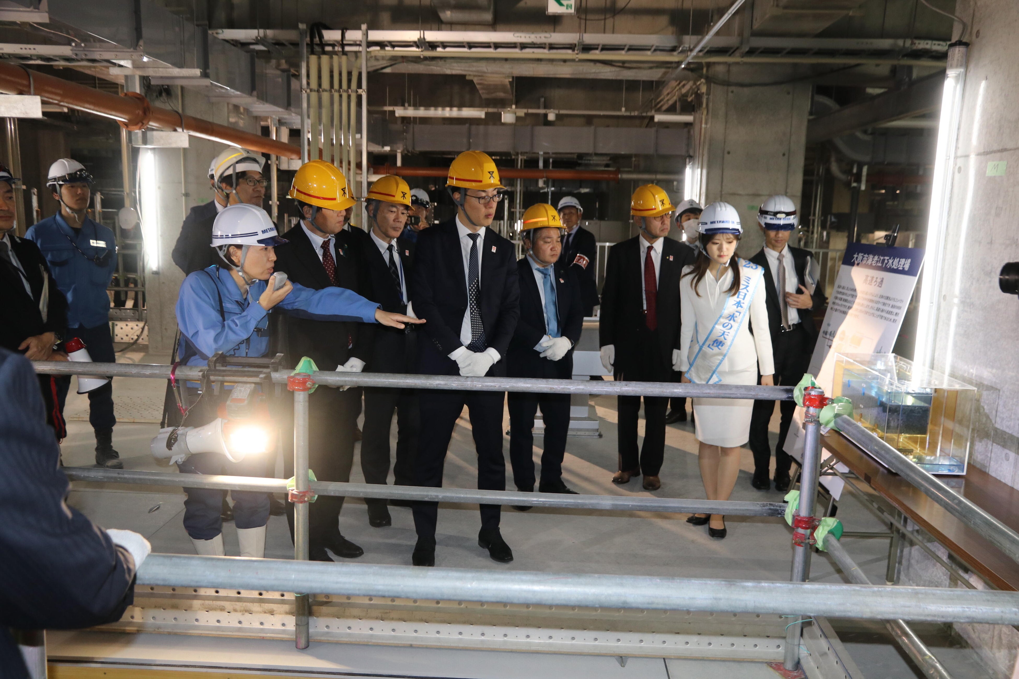 施設見学会（高速ろ過設備前で）