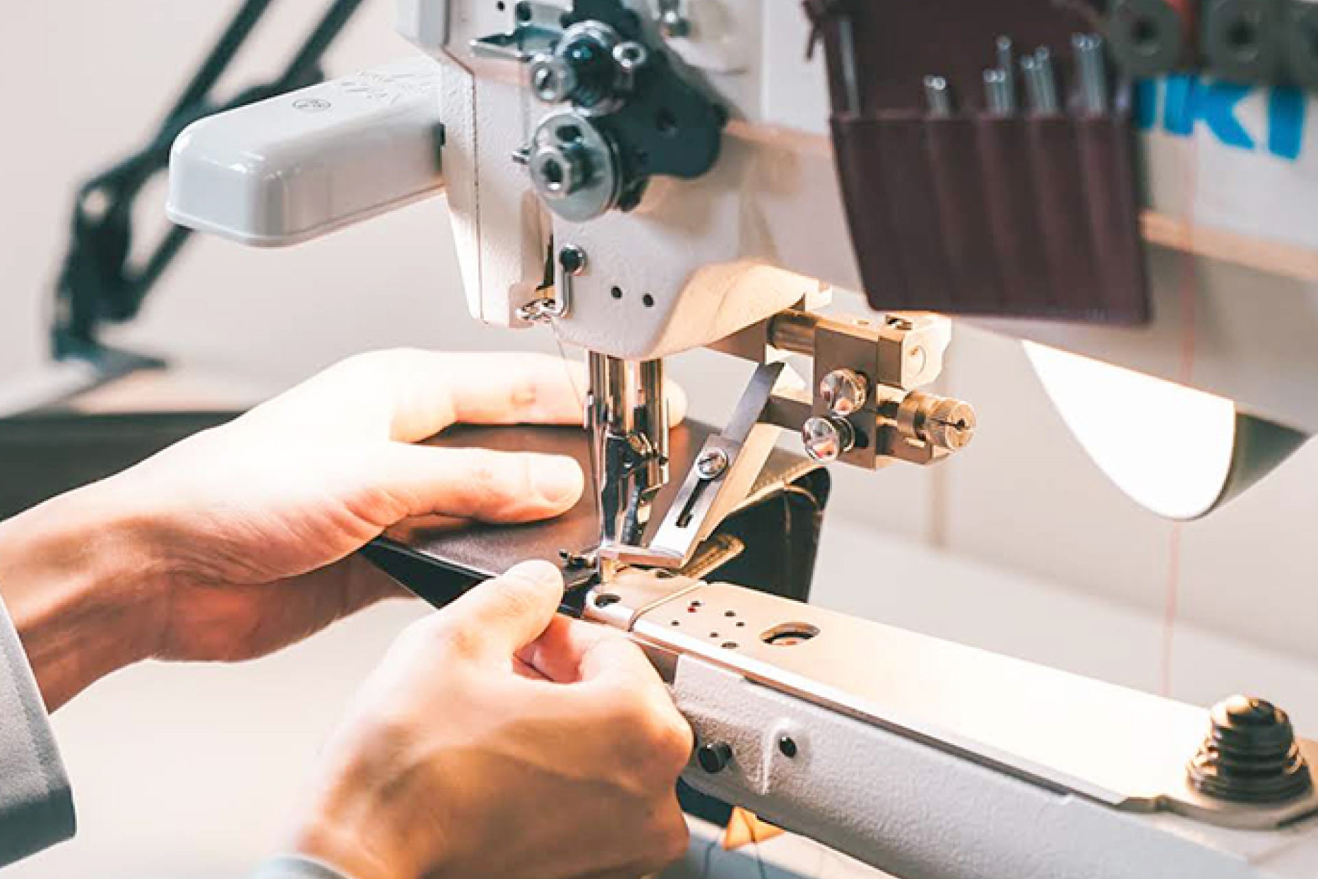 自社の職人が財布を製造します