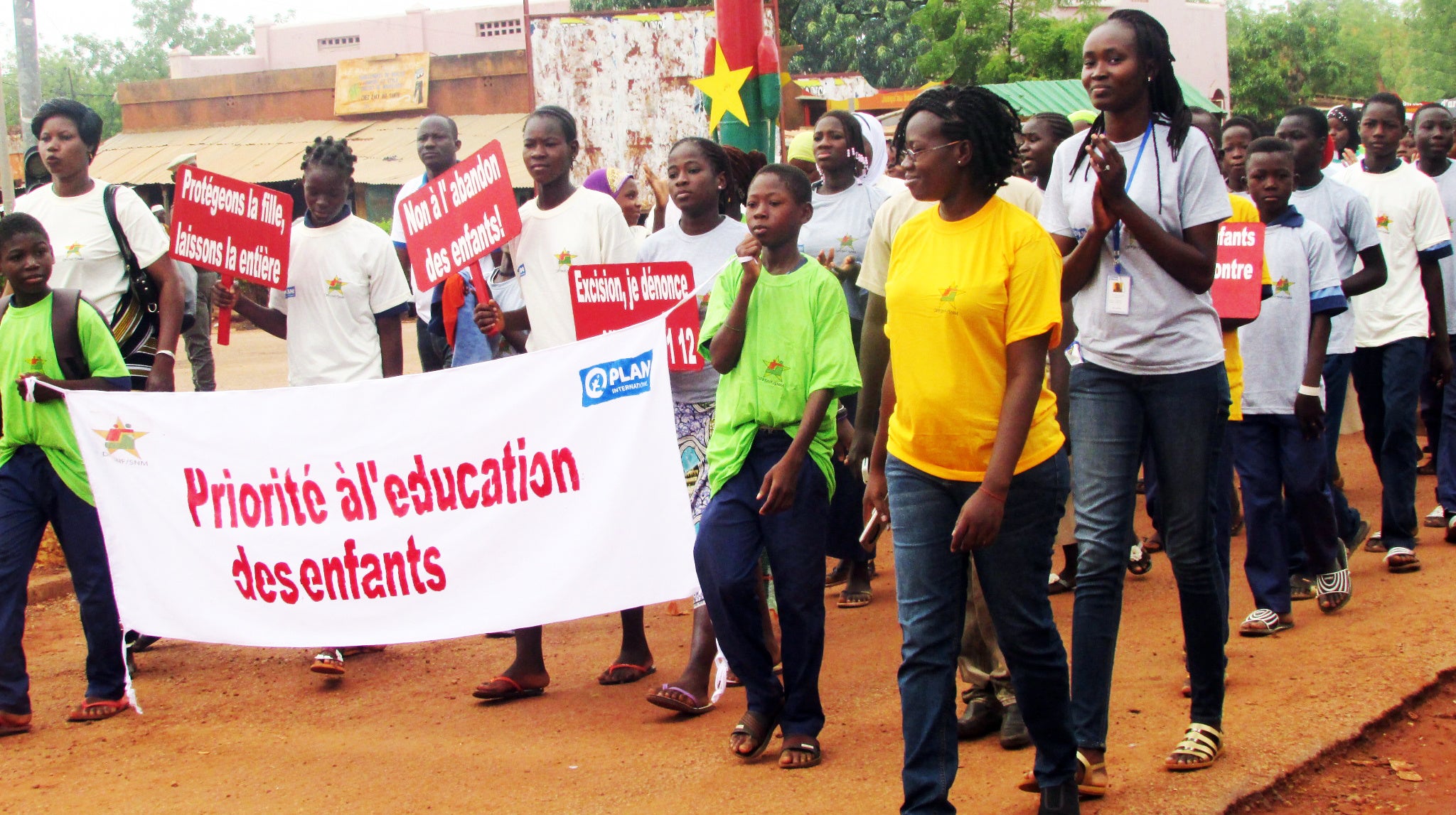 人身取引などの問題解決と教育を求める行進に参加する子どもたち（ブルキナファソ）「女の子が売られない社会づくり」プロジェクトより