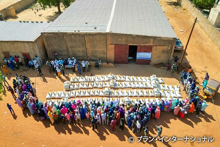 ニジェールの最も飢餓が深刻な地域にプランが配布した 食料キット