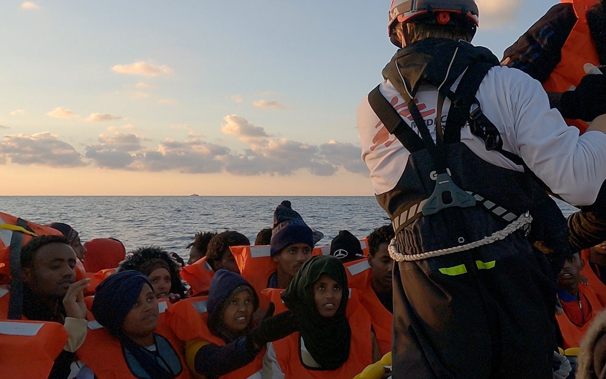 欧州を目指した密航船が漂流し、地中海の洋上で救助される人たち＝2022年1月20日、リビア沖　写真提供：村山祐介氏