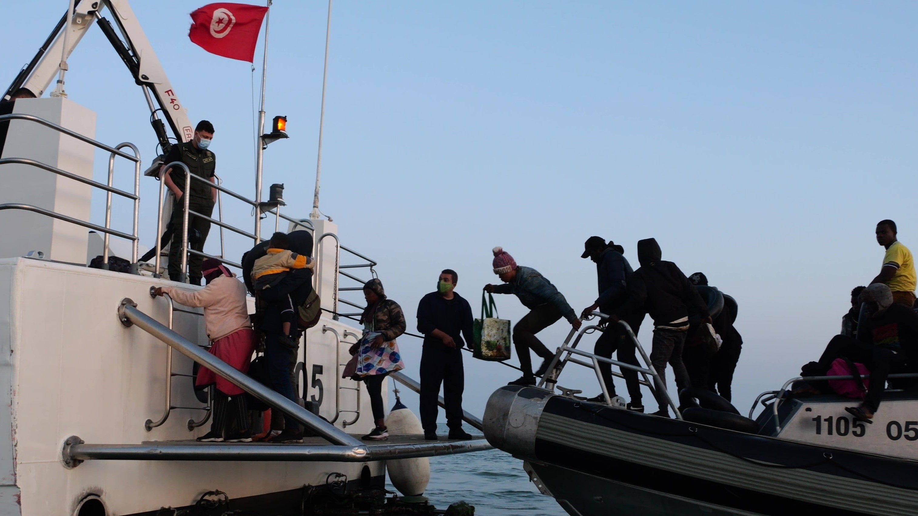 密航が阻止されてチュニジア沿岸警備隊の本船に移る移民たち=2023年6月2日、チュニジア中部スファックス沖　写真提供：村山祐介氏