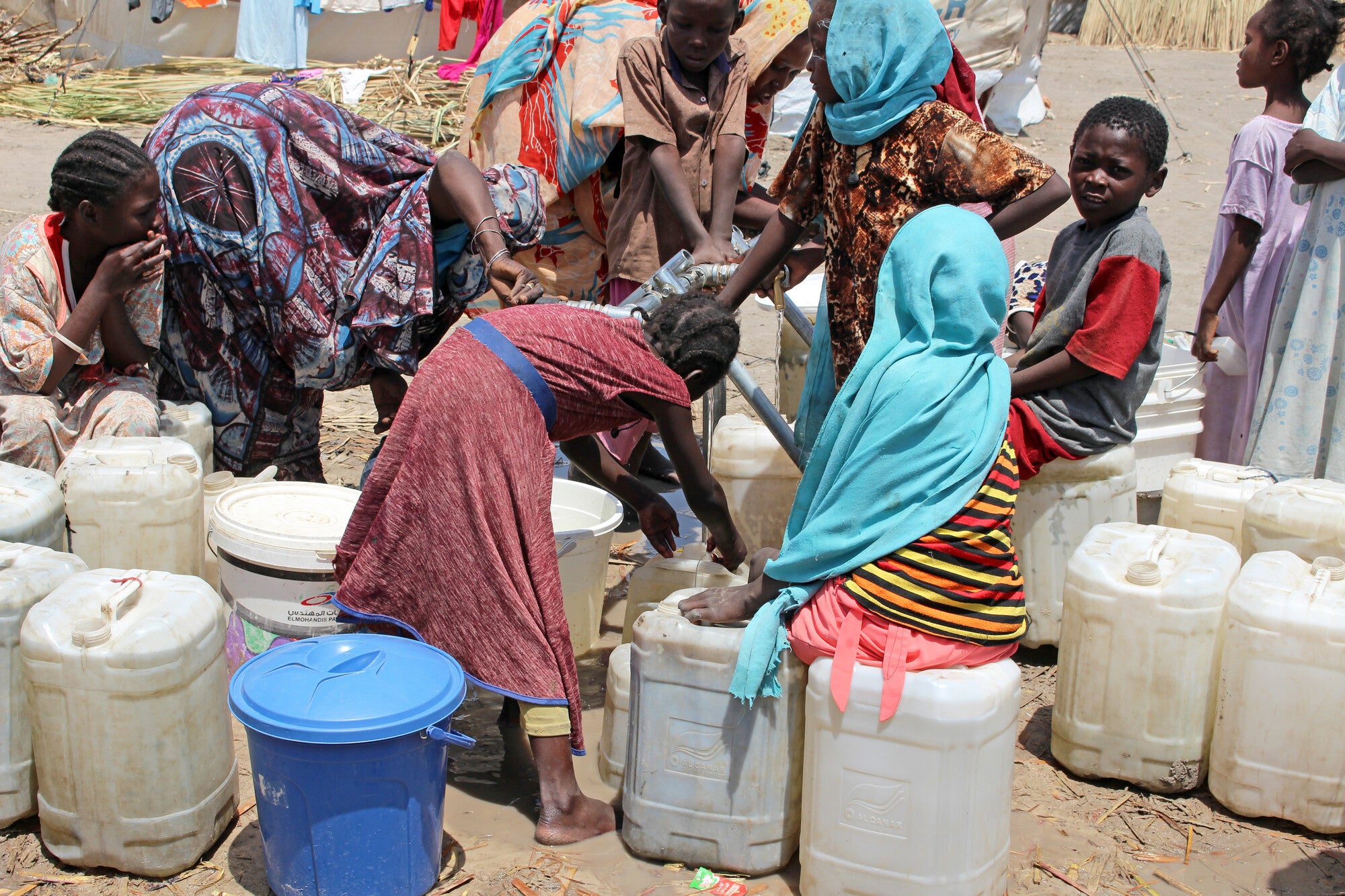 国内避難民キャンプ給水所での水汲み風景