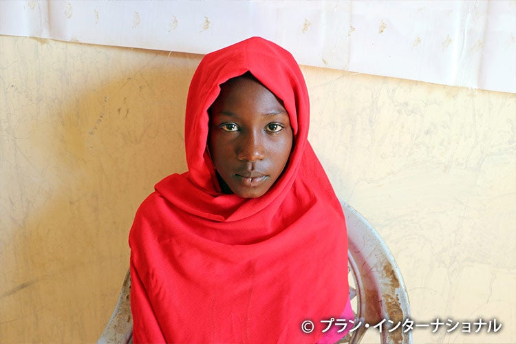 閉鎖している学校で避難生活を送る12歳の女の子