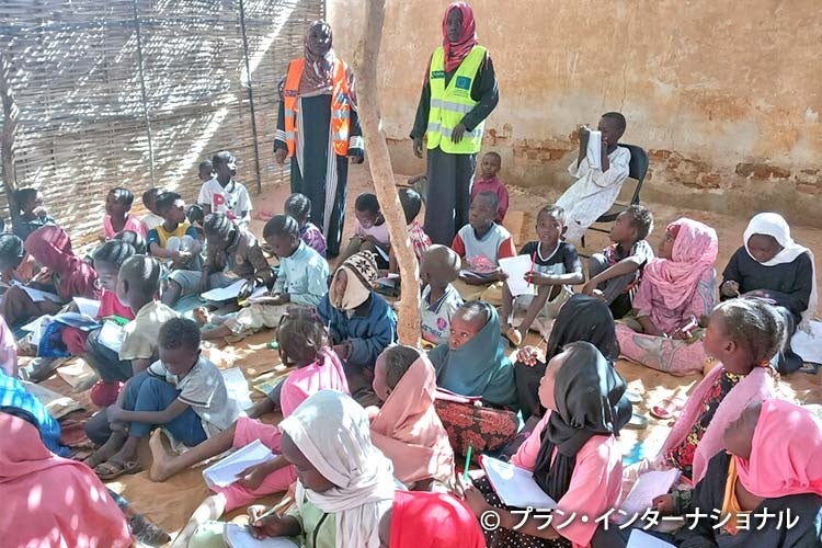 避難民キャンプにある仮設の学習スペースで学ぶ子どもたち