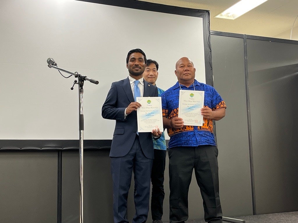 ＜左：モルディブ共和国大使館 臨時代理大使のシャフラズ・ラシード氏、中央と右：パラオ共和国関係者＞