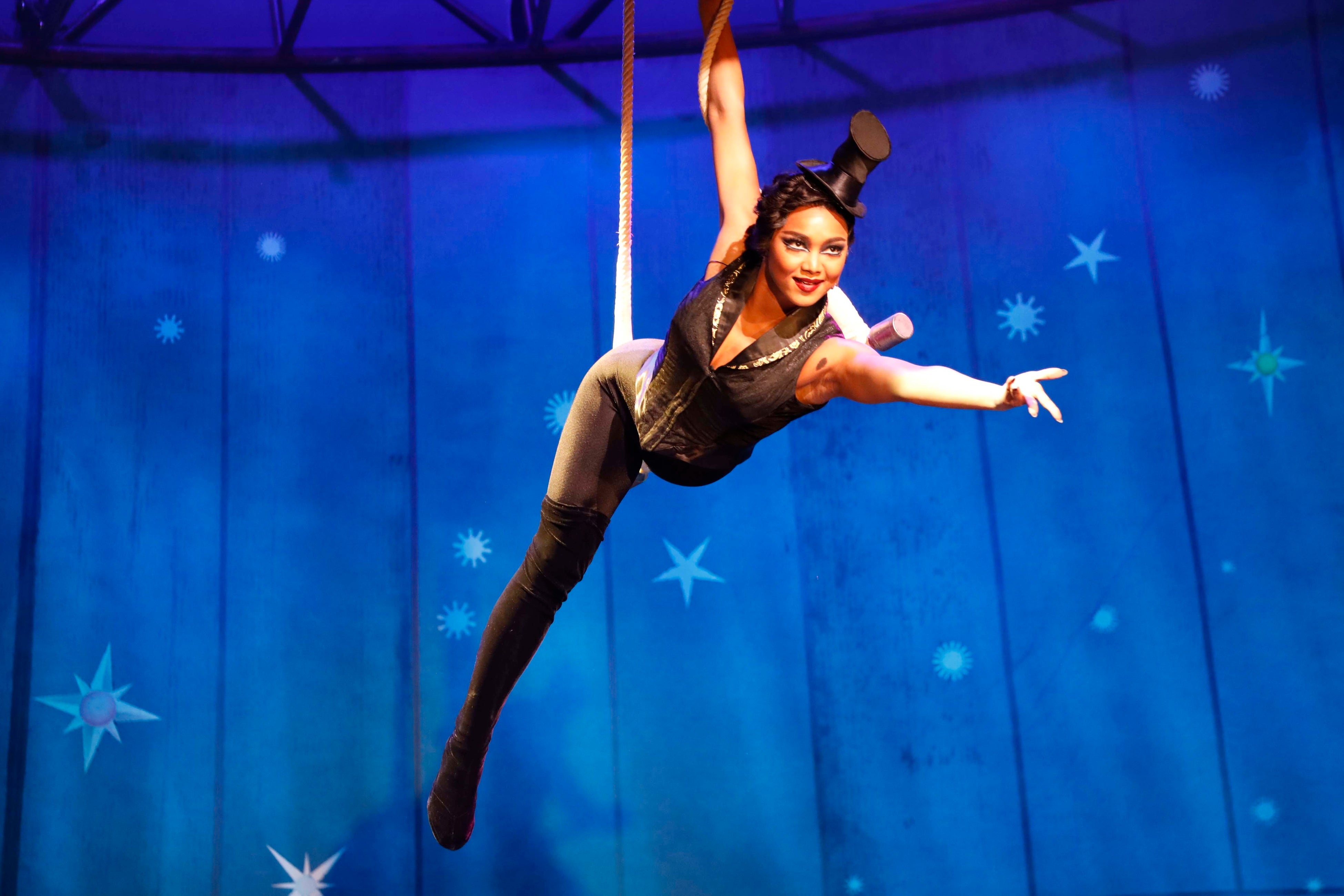 2019年『ピピン』舞台写真