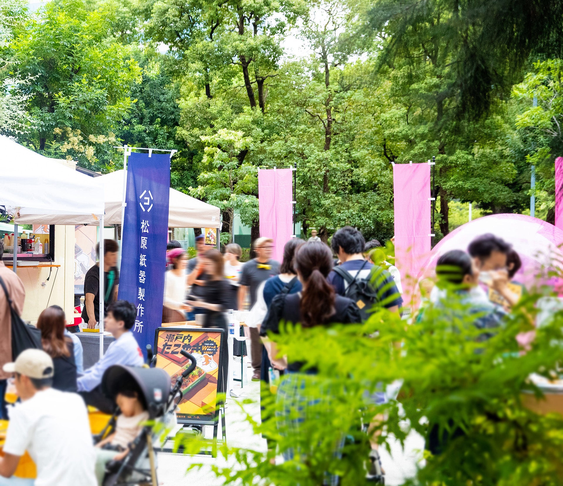 多くの人で賑わう会場