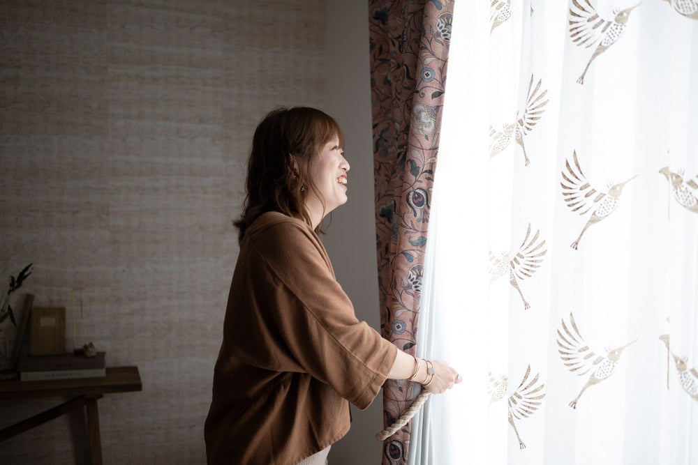 壁紙:Hattan Egyptian ヒエログリフ TRA/カーテン:Notosglyph キフィー、レースハキア ナチュラル