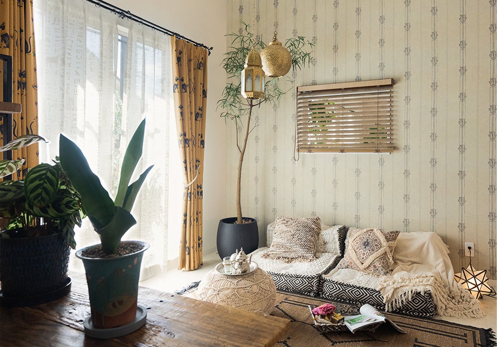 カーテン:Notosglyph ミソロジー/壁紙:Hattan Egyptian ロータスストライプ