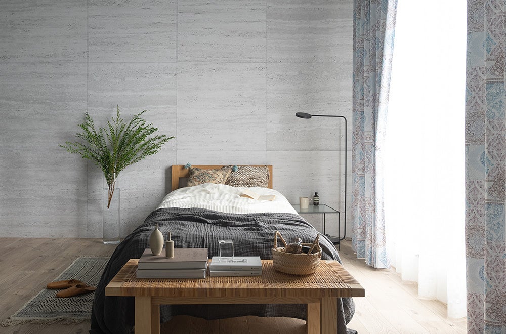 壁紙:Quattro Hattan トラバーチン グレー/カーテン:Notosglyph シャリフ ブルー