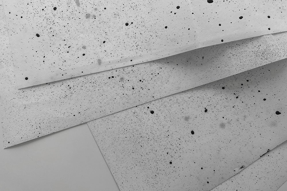 インクを飛ばした制作過程の和紙