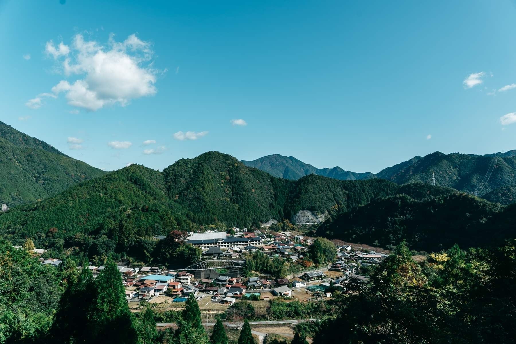 緑の山に包まれる下北山村