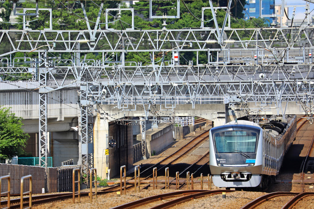 成城学園前駅付近の連絡線をくぐる５０００形