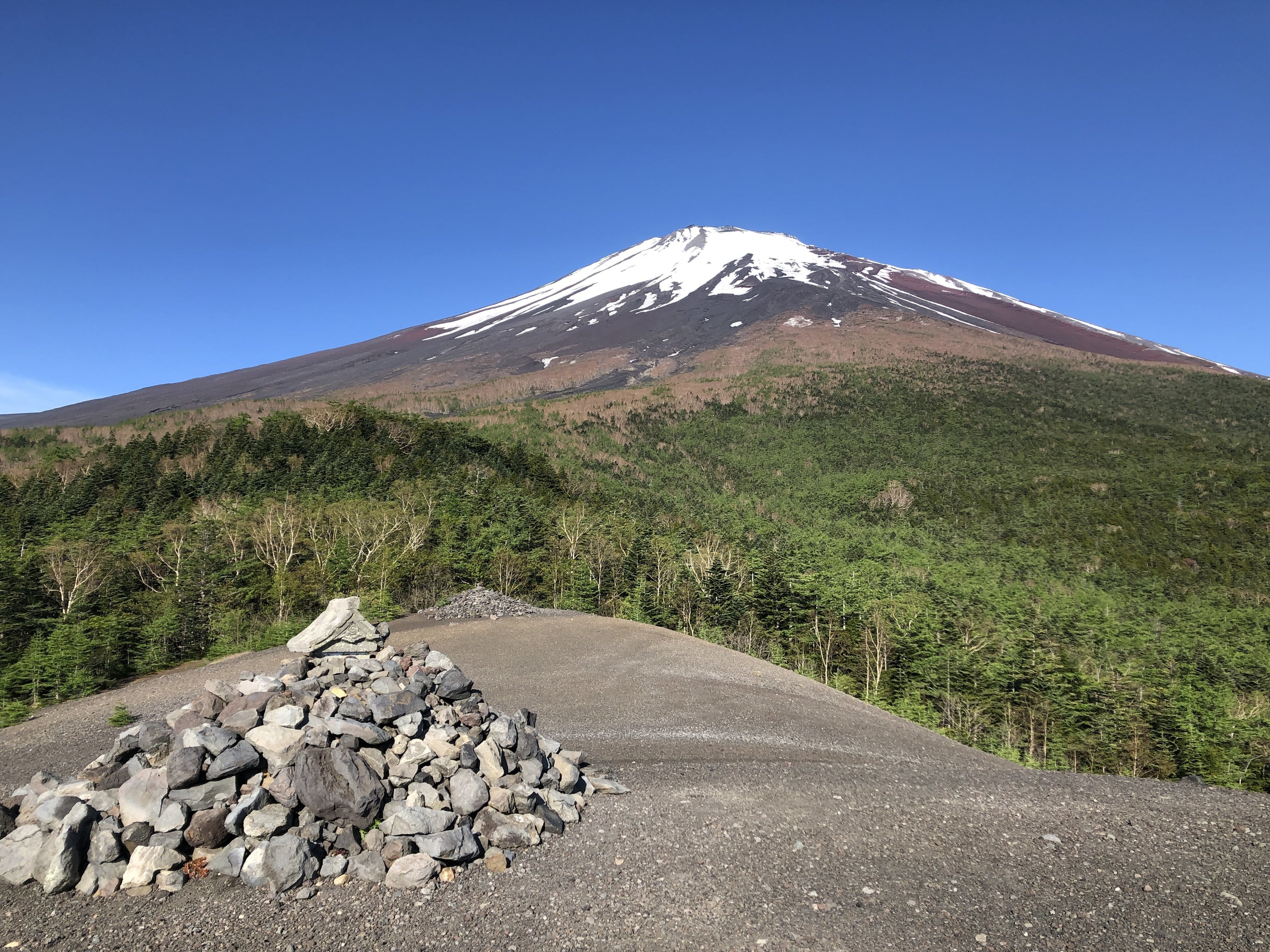 トレッキング中に望む富士山（イメージ）