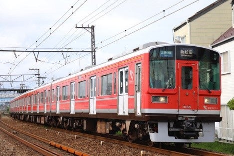箱根登山電車のカラーリングをした赤い１０００形　４両編成