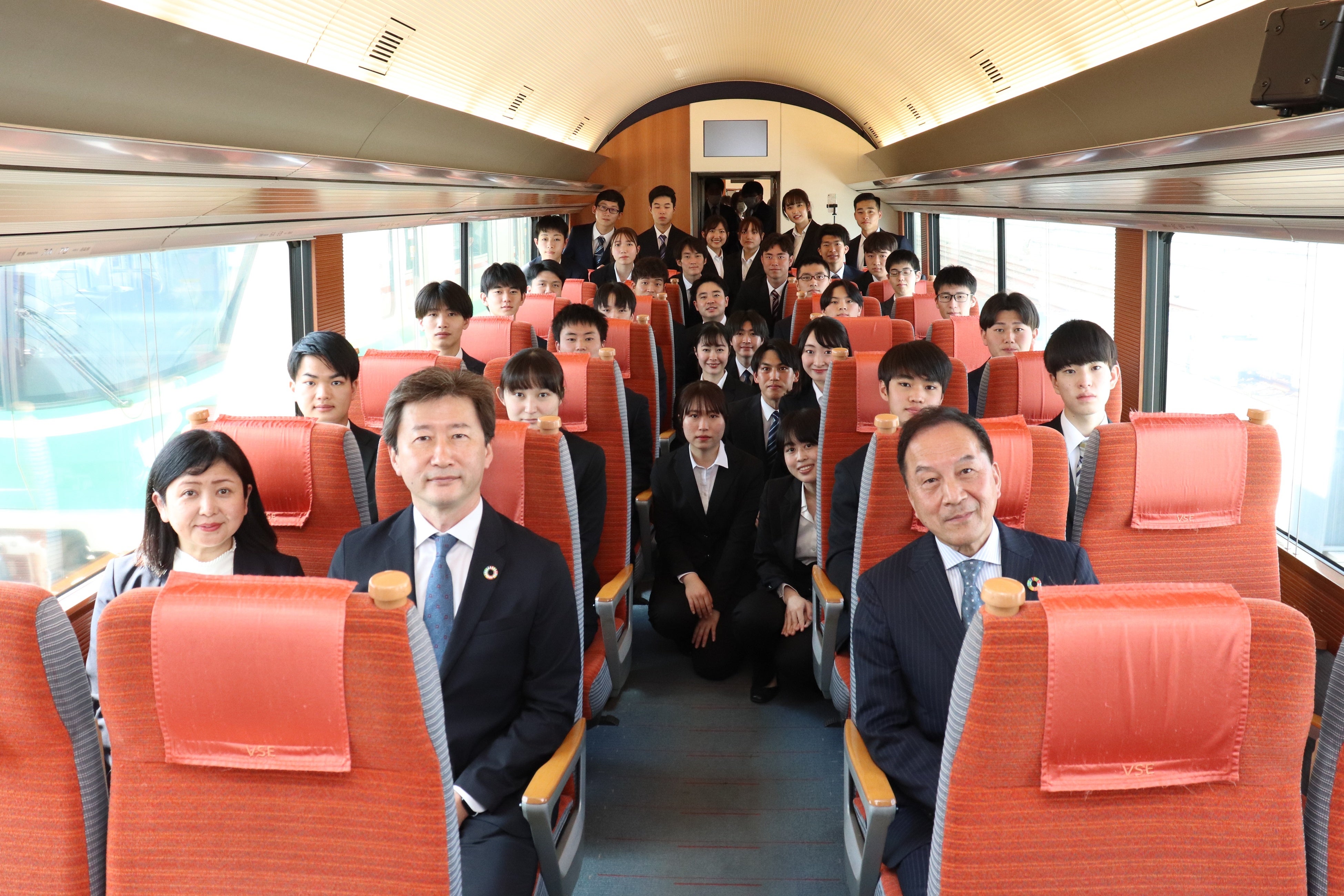 特急ロマンスカー・VSEでの入社式の様子