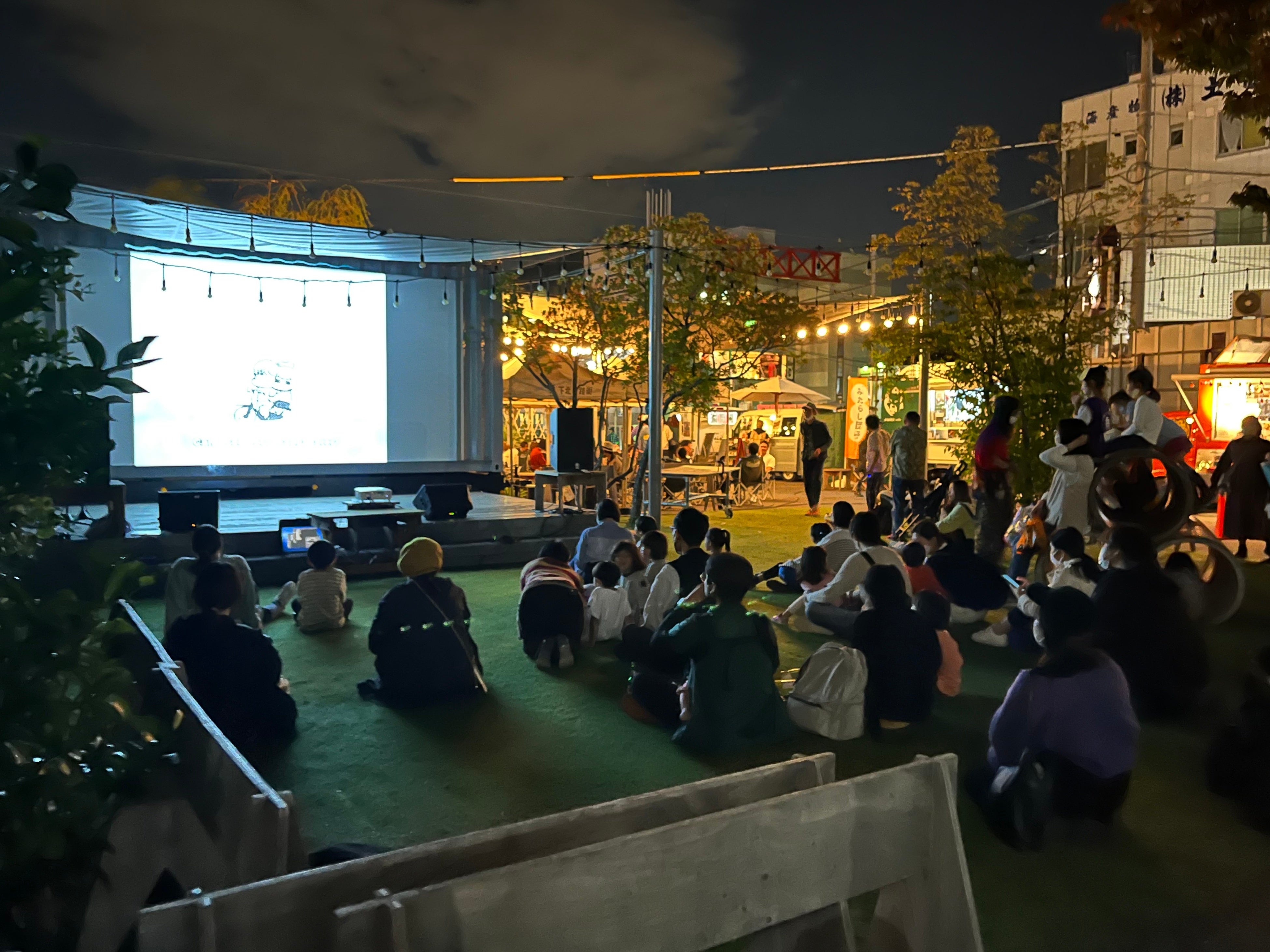 屋外映画祭のイメージ（下北線路街 空き地）