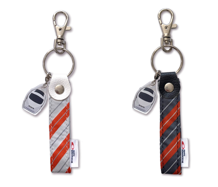 アップサイクルキーホルダー：（左）シルバー　（右）チャコール