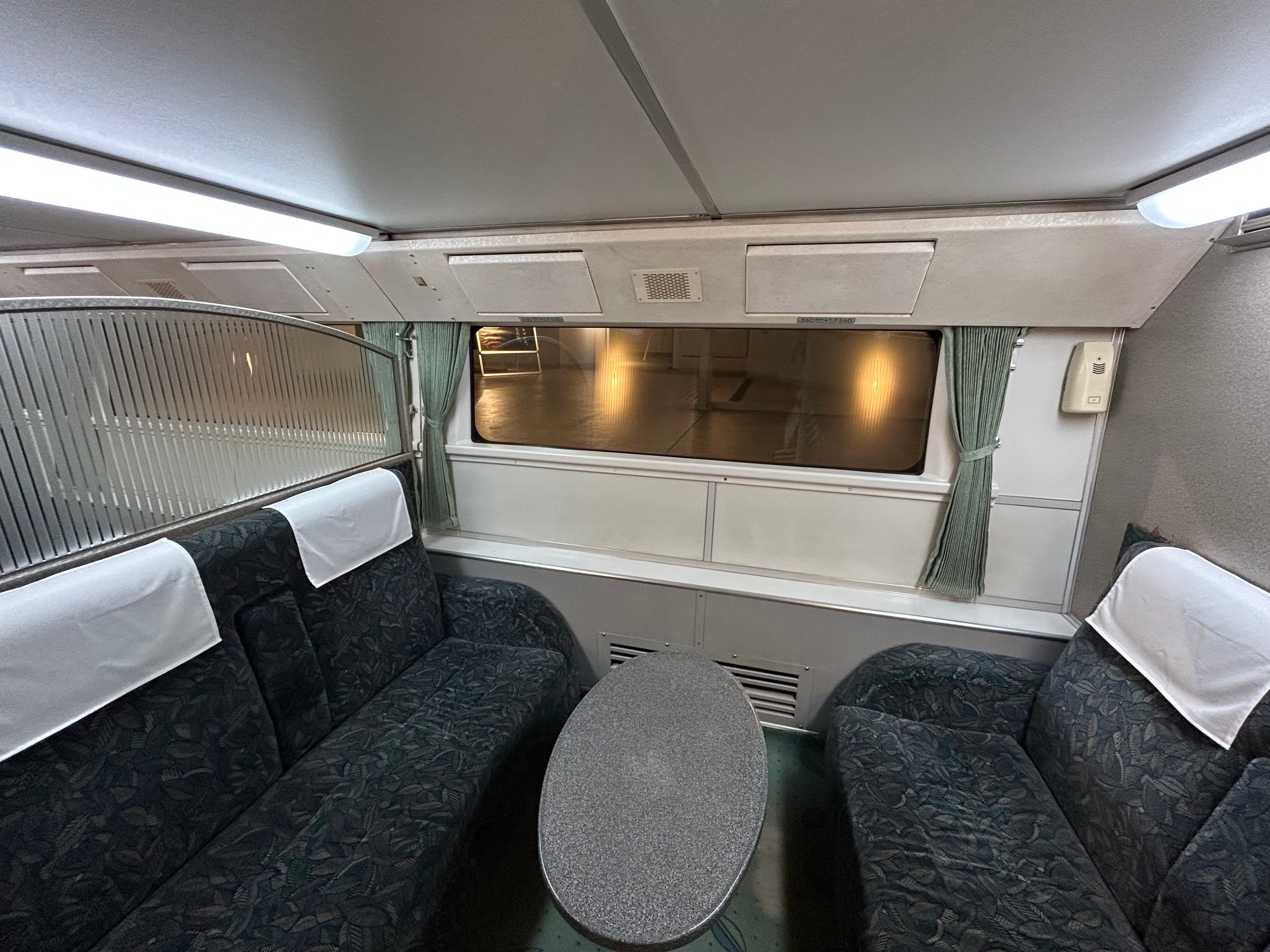 これまでの感謝の気持ちを込めて、当館スタッフ・小田急電鉄鉄道係員が