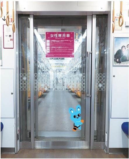 外装の全面ラッピングに加え、お子さまがより楽しめる内装へと大きく