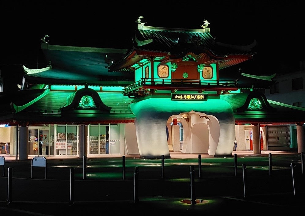 特別仕様のグリーンライトアップのイメージ（片瀬江ノ島駅）　