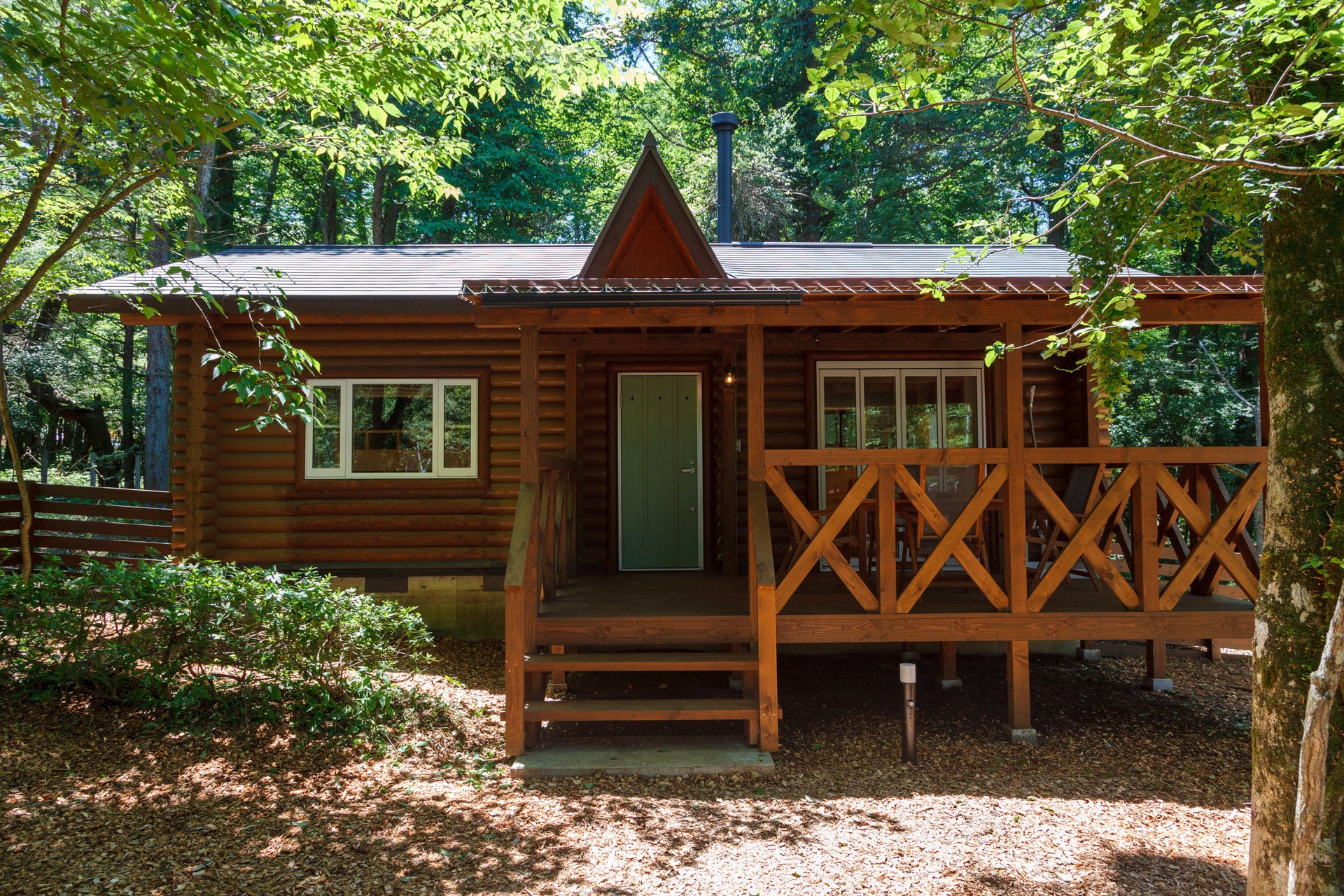 開放的な窓、大型テラスが特徴の「ドッグランコテージ フィーカ」