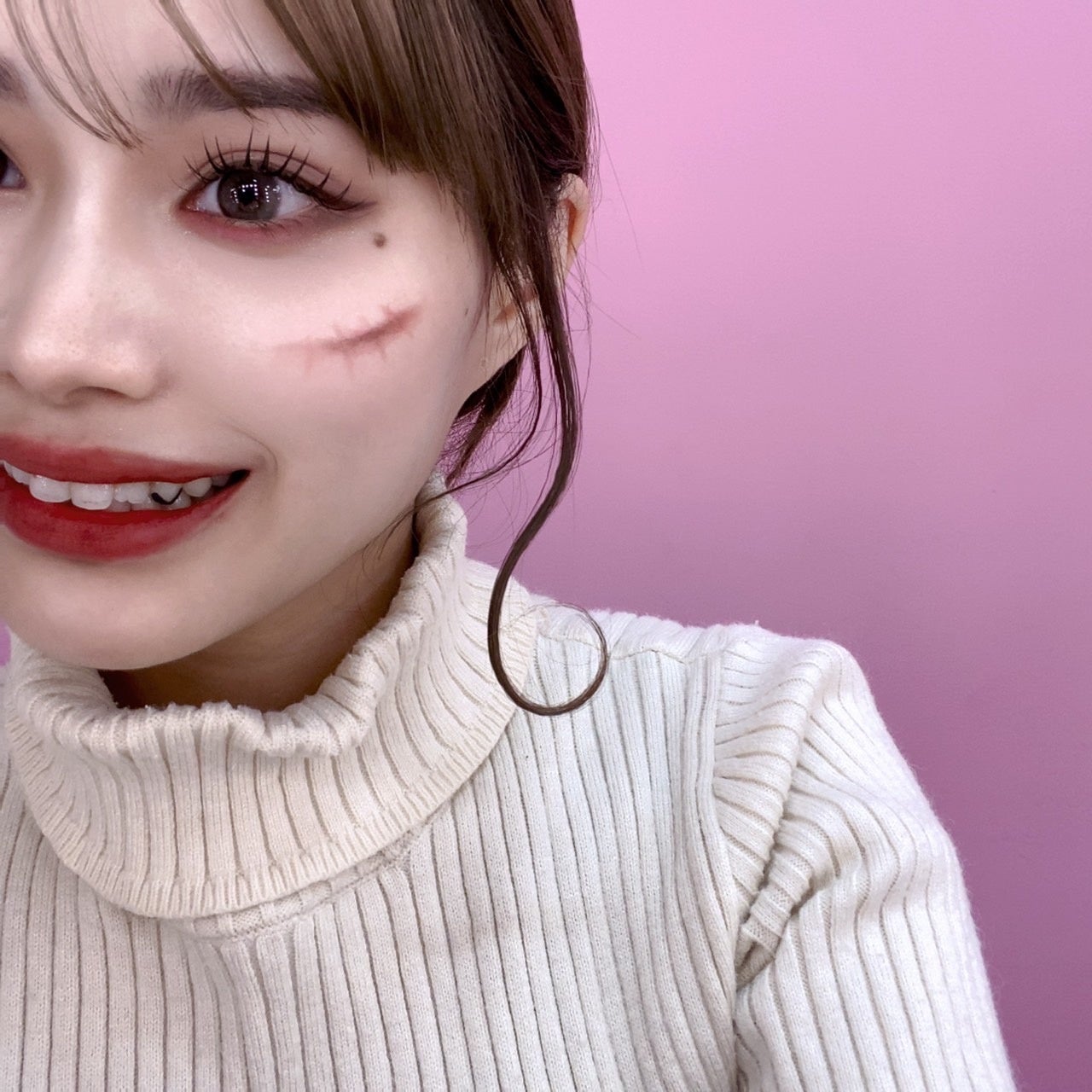 黒色で牙にメイク！