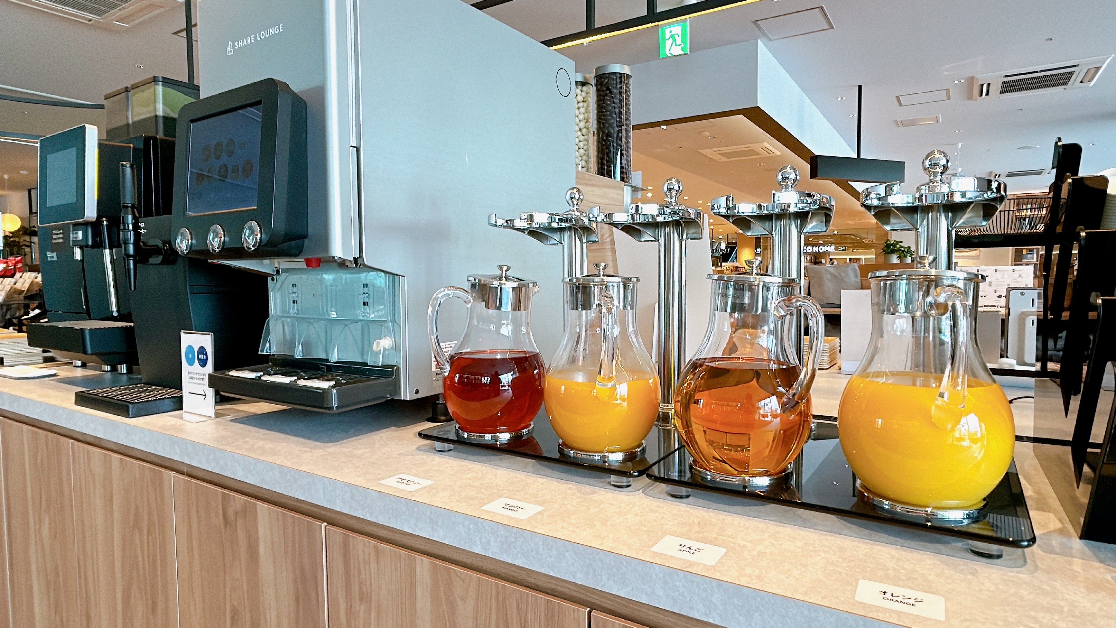 コーヒー、紅茶、ジュース、スープなどがフリー