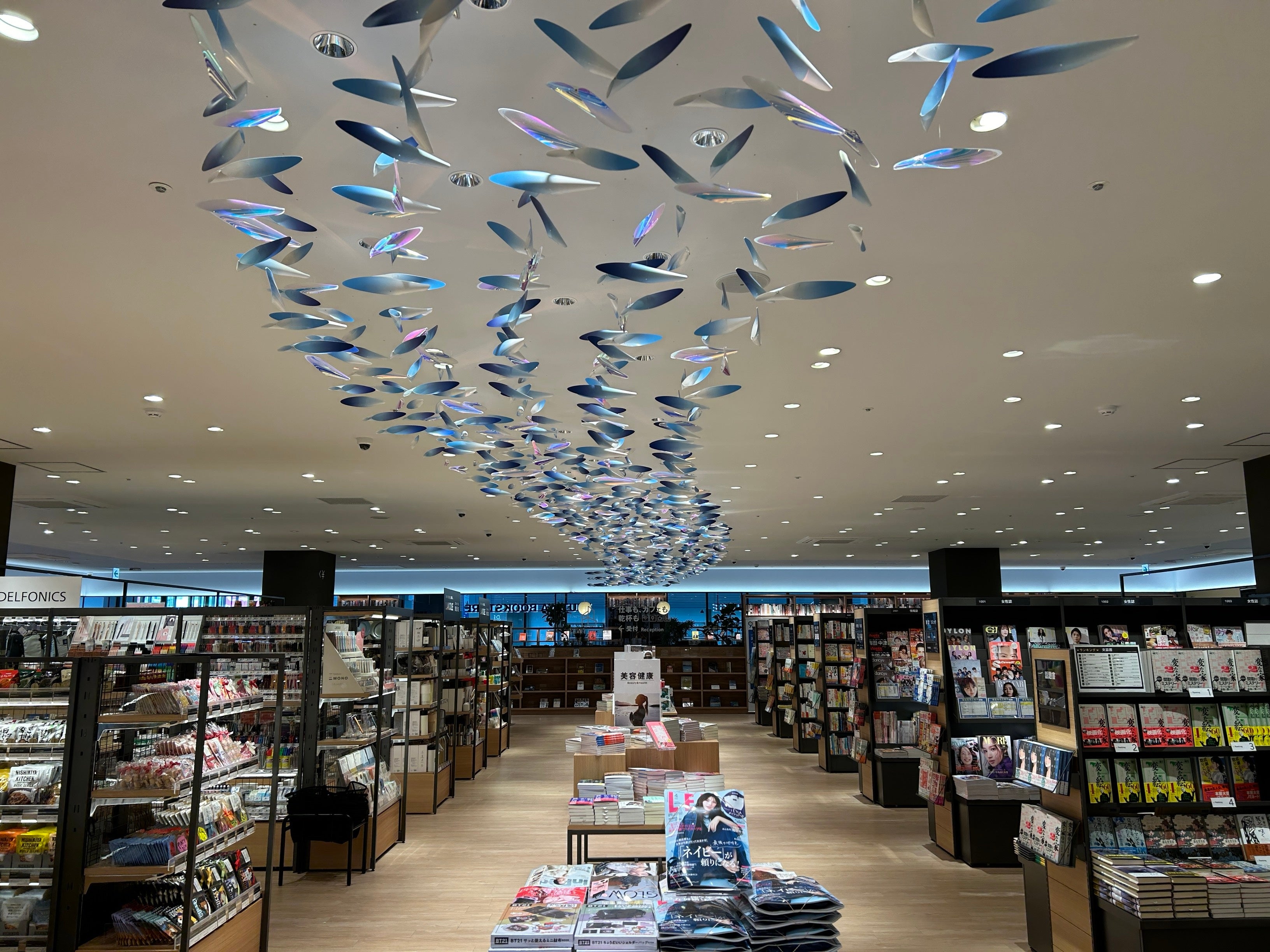 店内中央のモービルは瀬戸内の海と波を表現