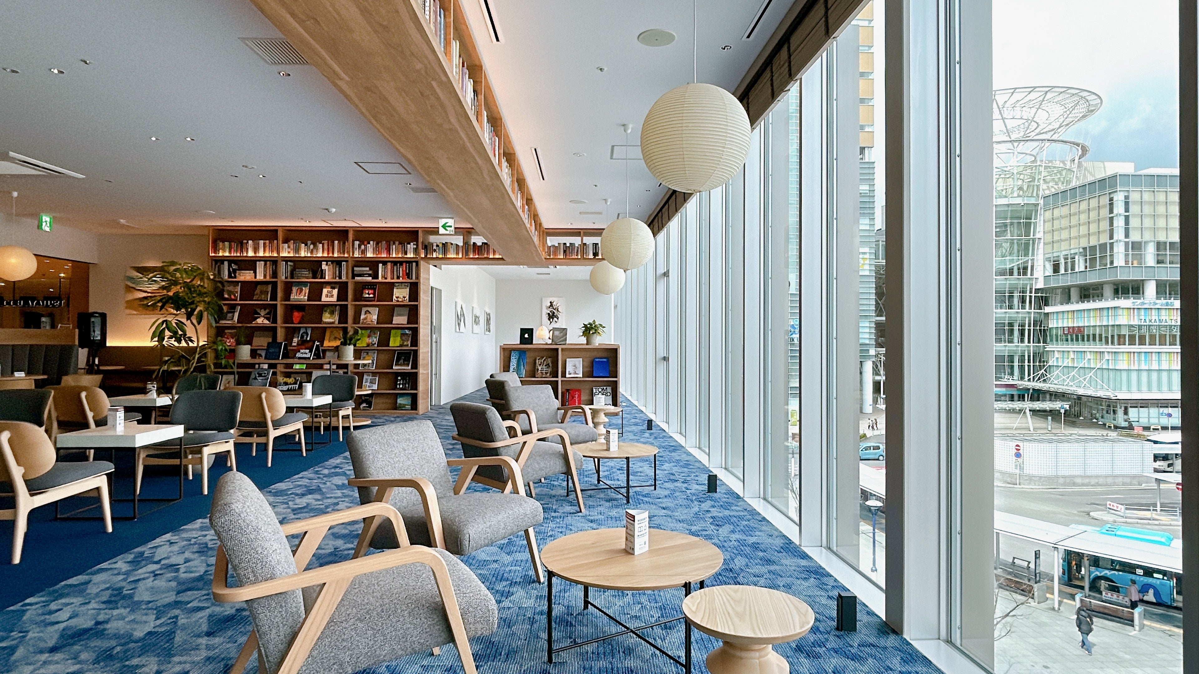 大きな窓に面した開放的な空間