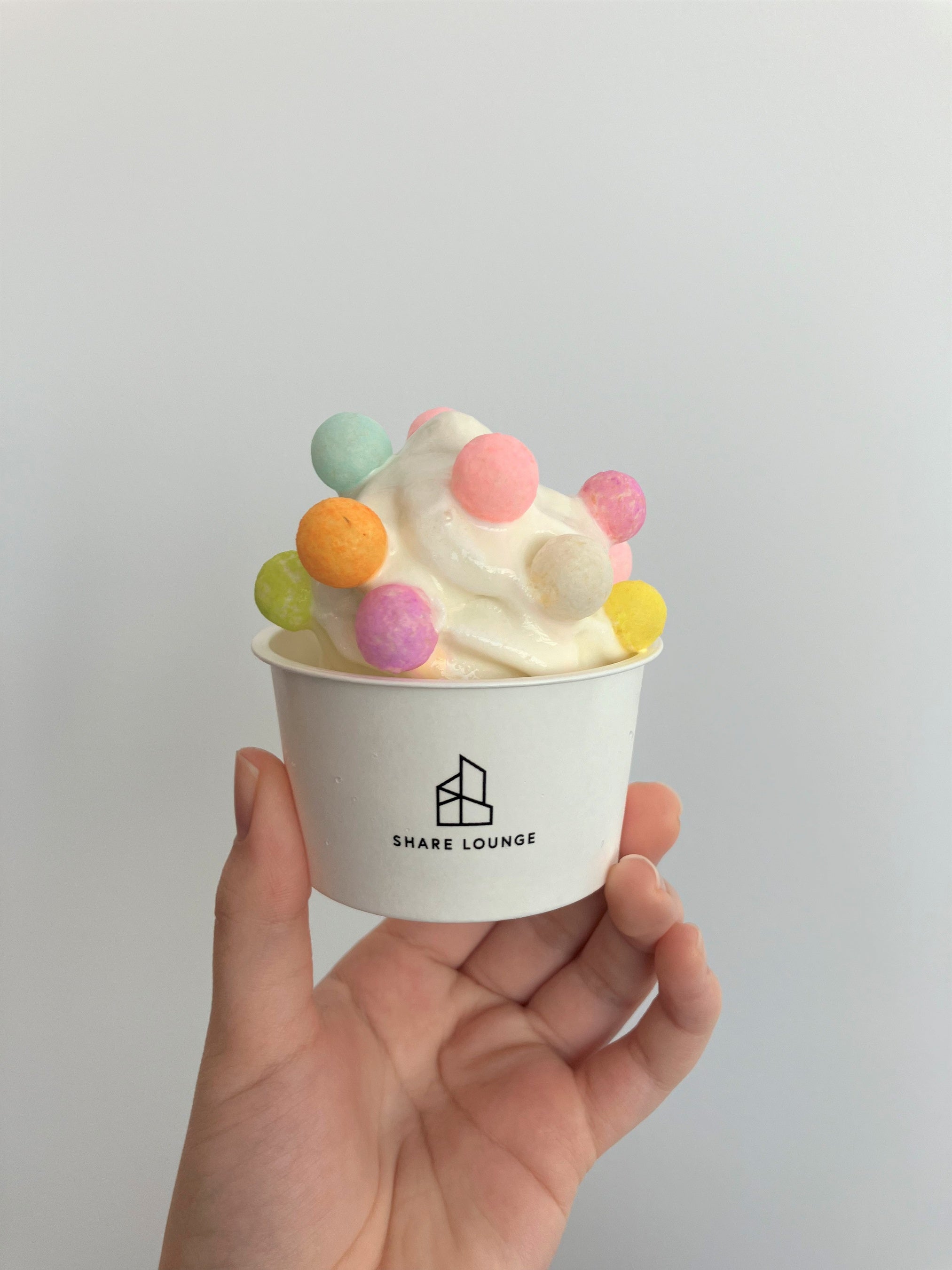 「おいり」をトッピングしたソフトクリーム