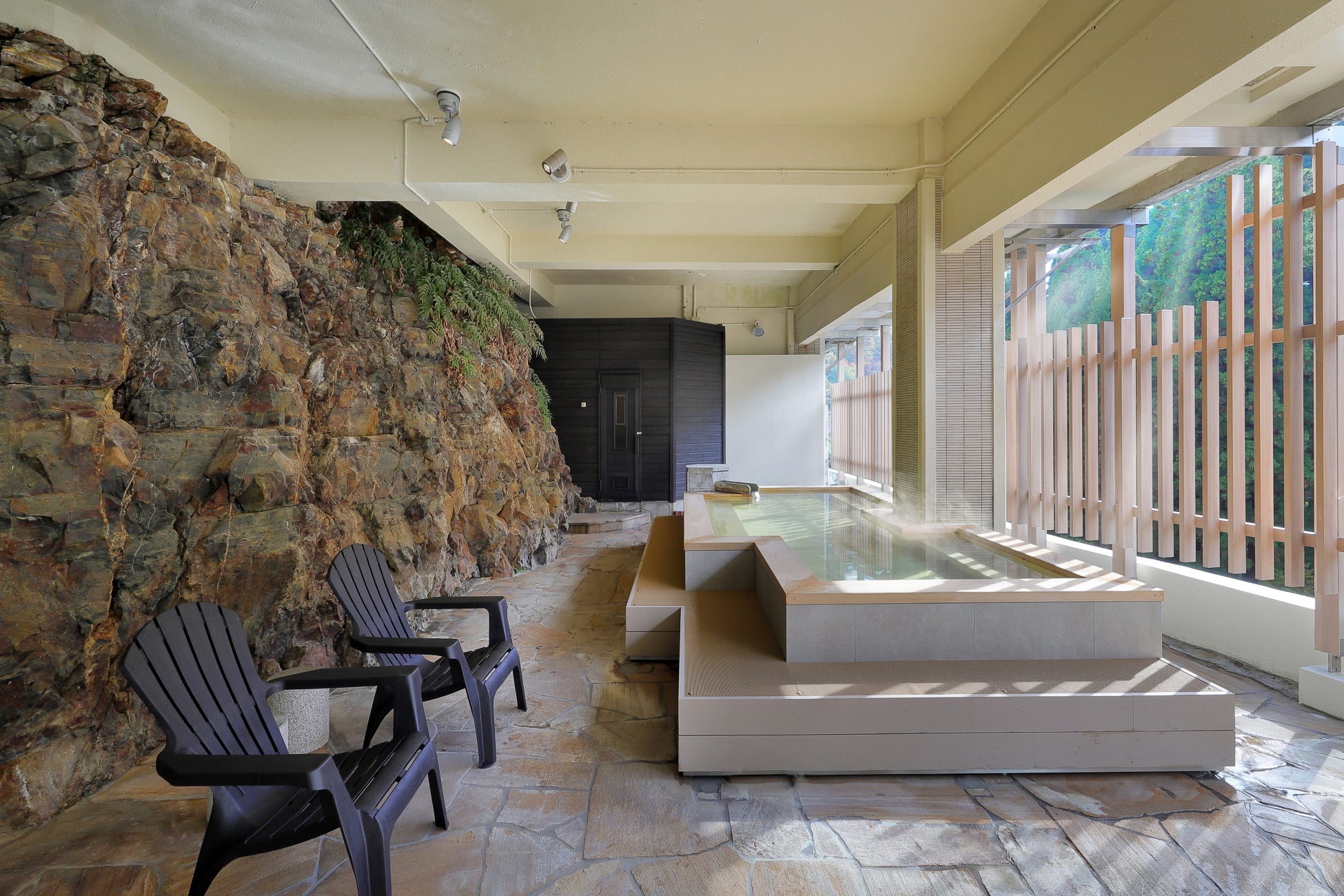 リニューアルした「渓流展望半露天風呂」