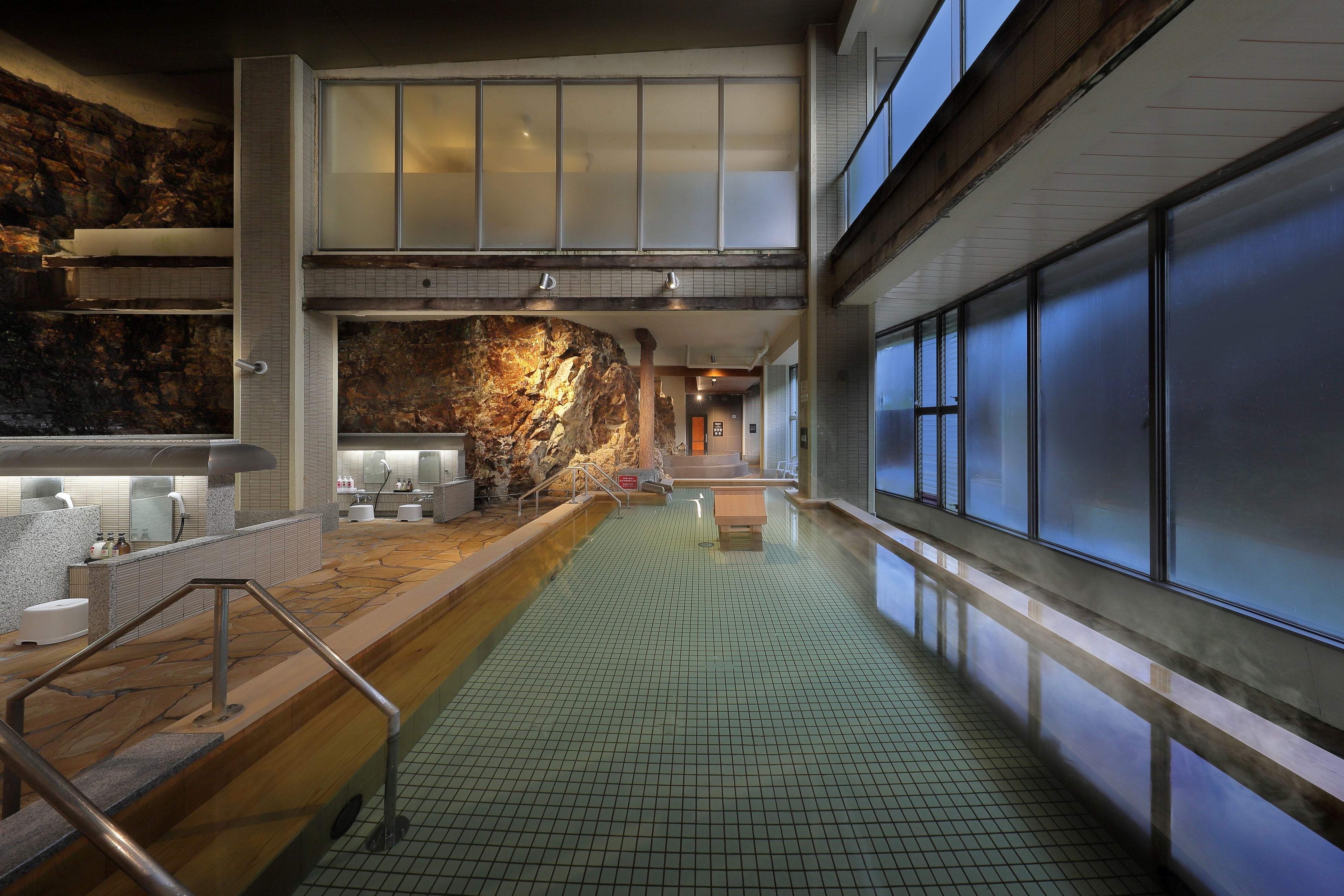 岩壁の奥には「洞窟サウナ」を新設