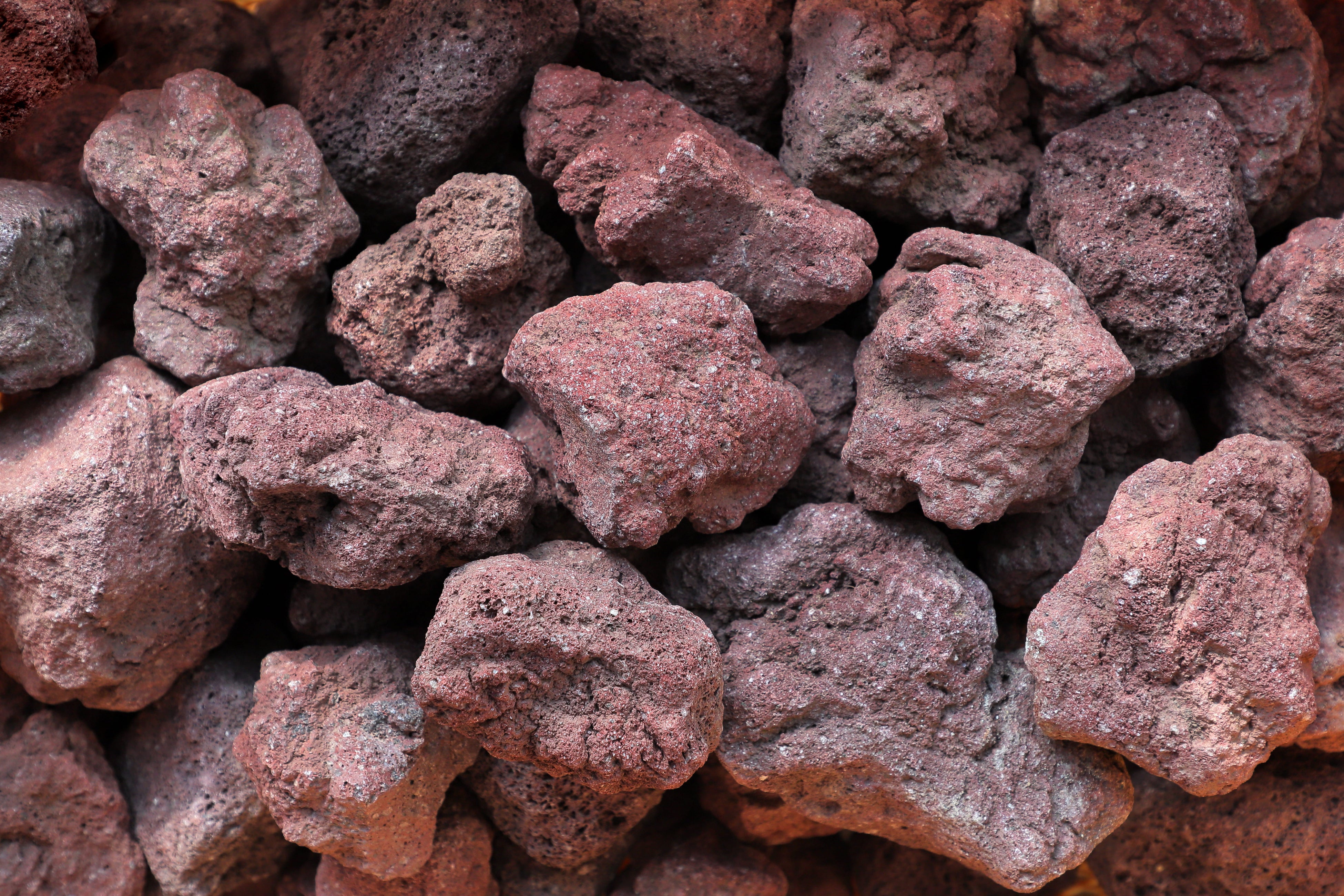 サウナストーンは岩手山の溶岩流を使用