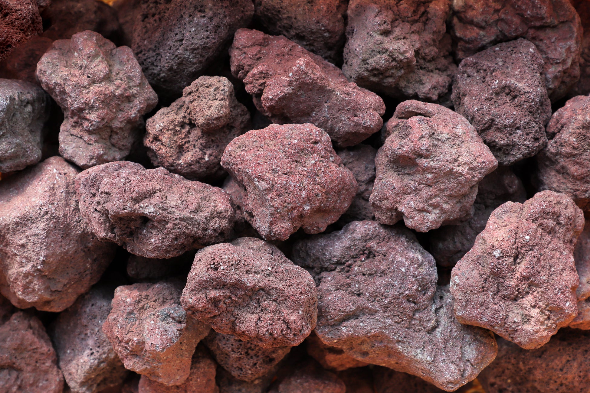 サウナストーンは岩手山の溶岩流を使用