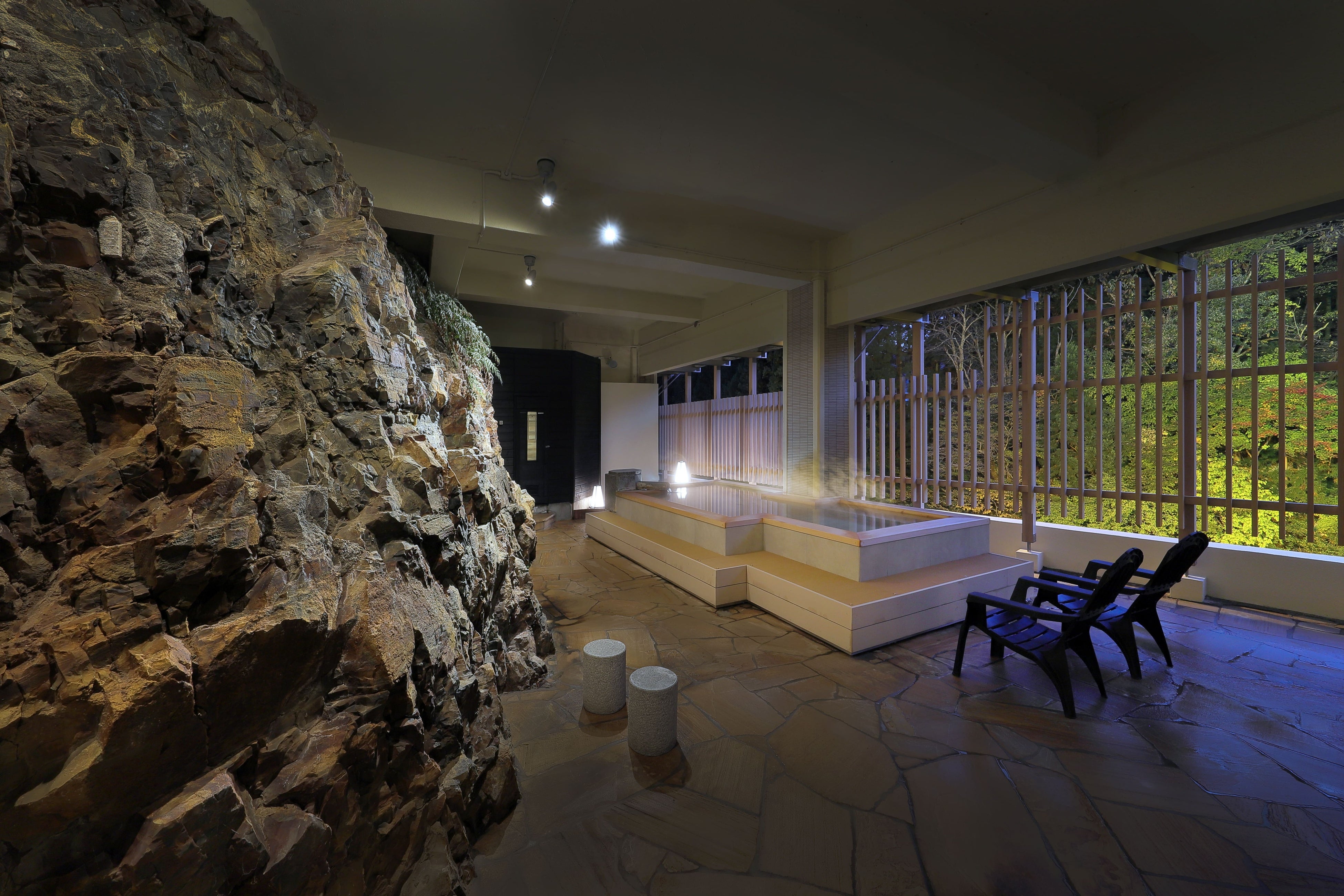 リニューアルした「渓流展望半露天風呂」