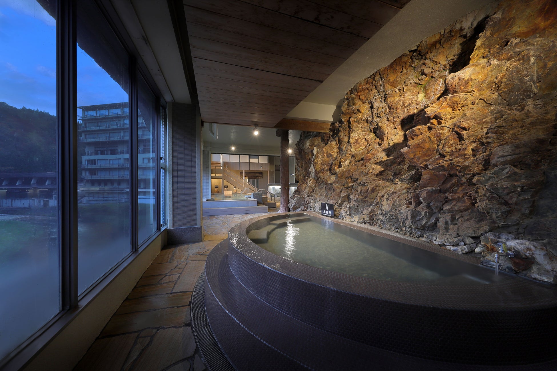 洞窟サウナのすぐ前には水風呂もご用意しております